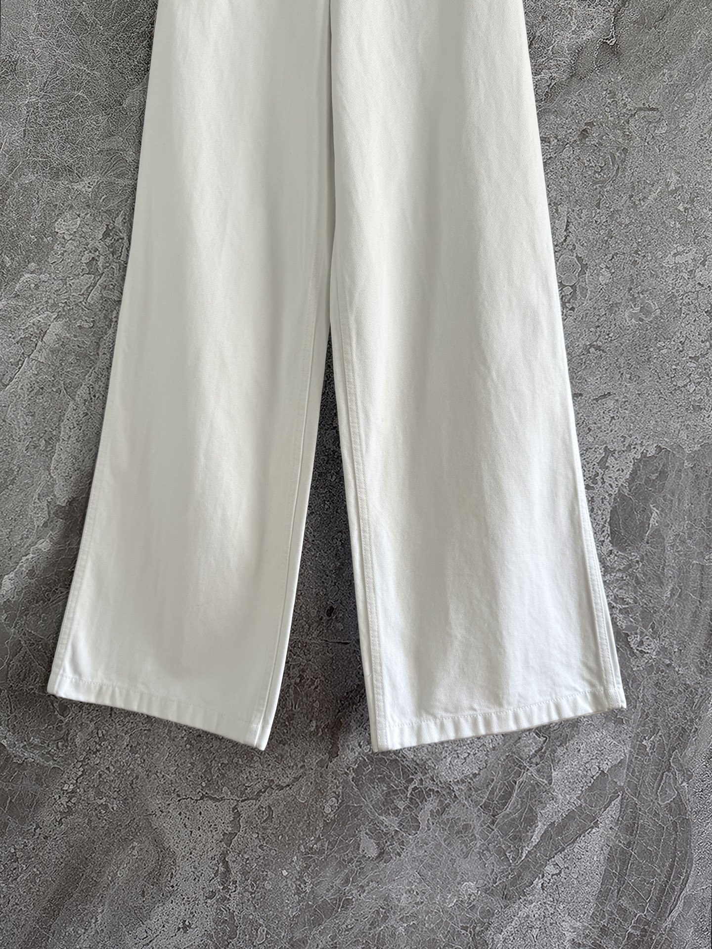 现货‼️‼️/白色牛仔裤✨all white真的永远不会出错~不被定义的白色牛仔，无缝融入各种穿搭风格，