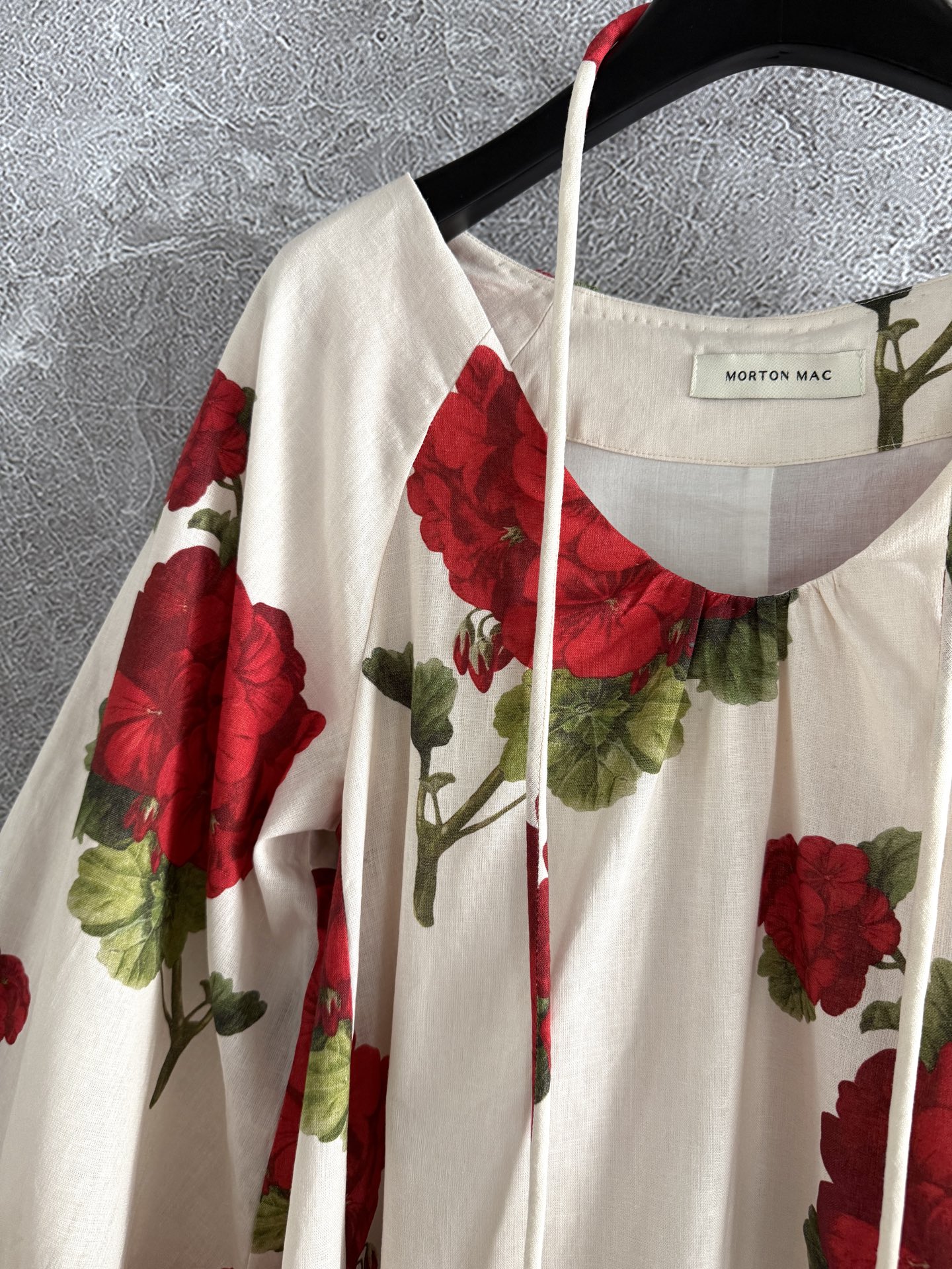 现货‼️‼️/明艳红花连衣裙✨外层亚麻、内衬纯棉，不用担心会热和闷的问题，自带凉爽感，弯曲褶皱v领口，也