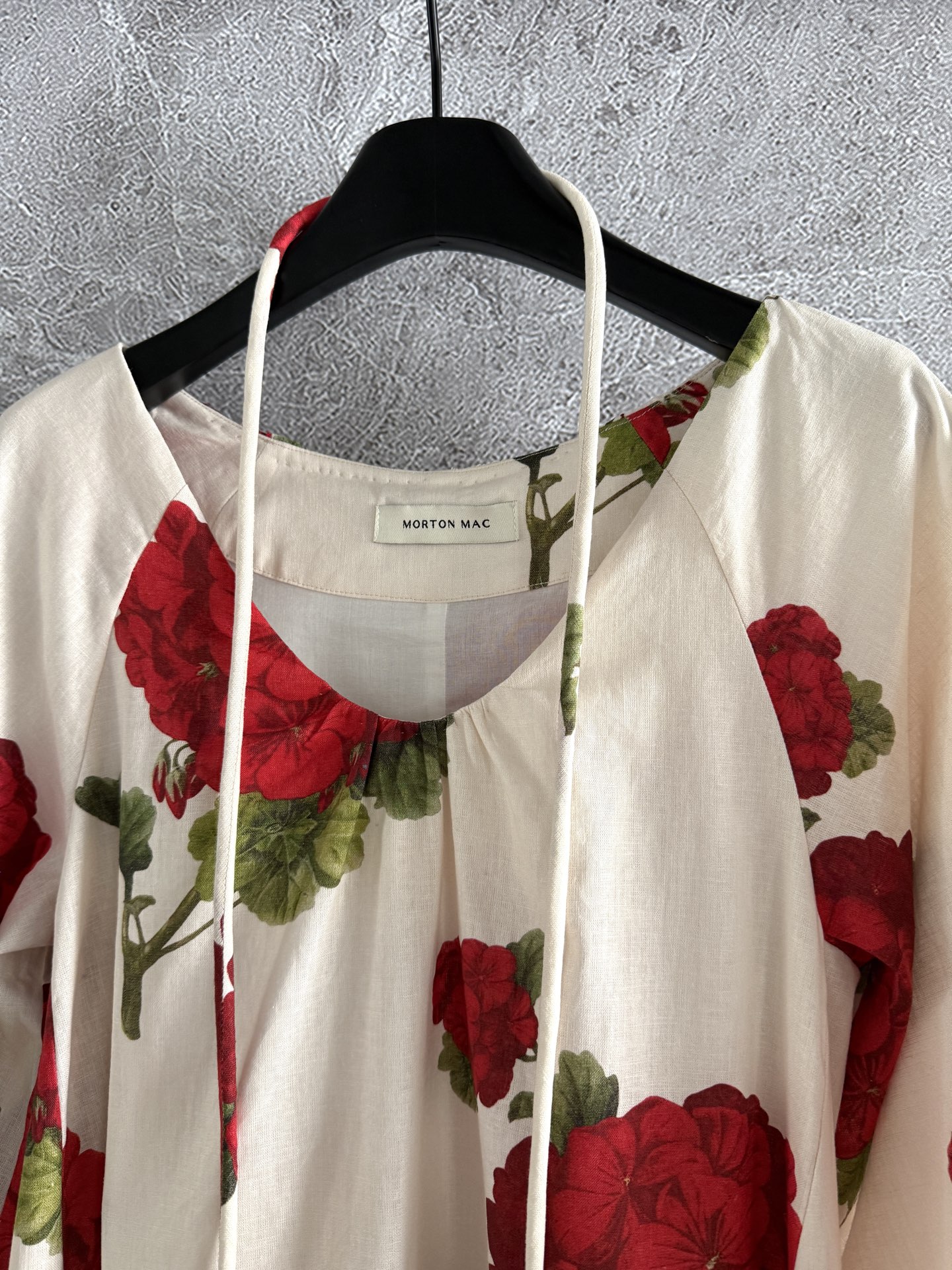 现货‼️‼️/明艳红花连衣裙✨外层亚麻、内衬纯棉，不用担心会热和闷的问题，自带凉爽感，弯曲褶皱v领口，也