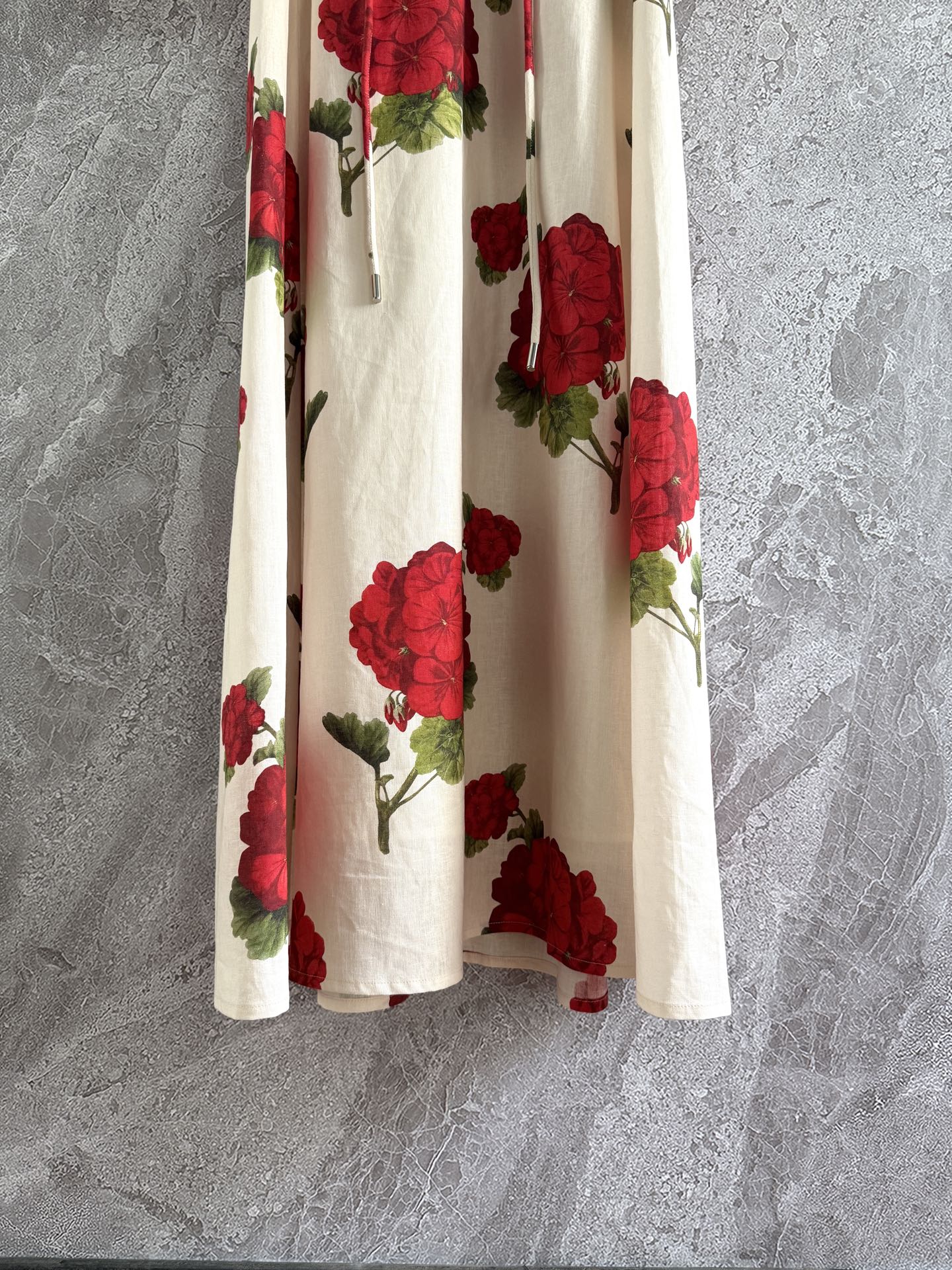 现货‼️‼️/明艳红花连衣裙✨外层亚麻、内衬纯棉，不用担心会热和闷的问题，自带凉爽感，弯曲褶皱v领口，也