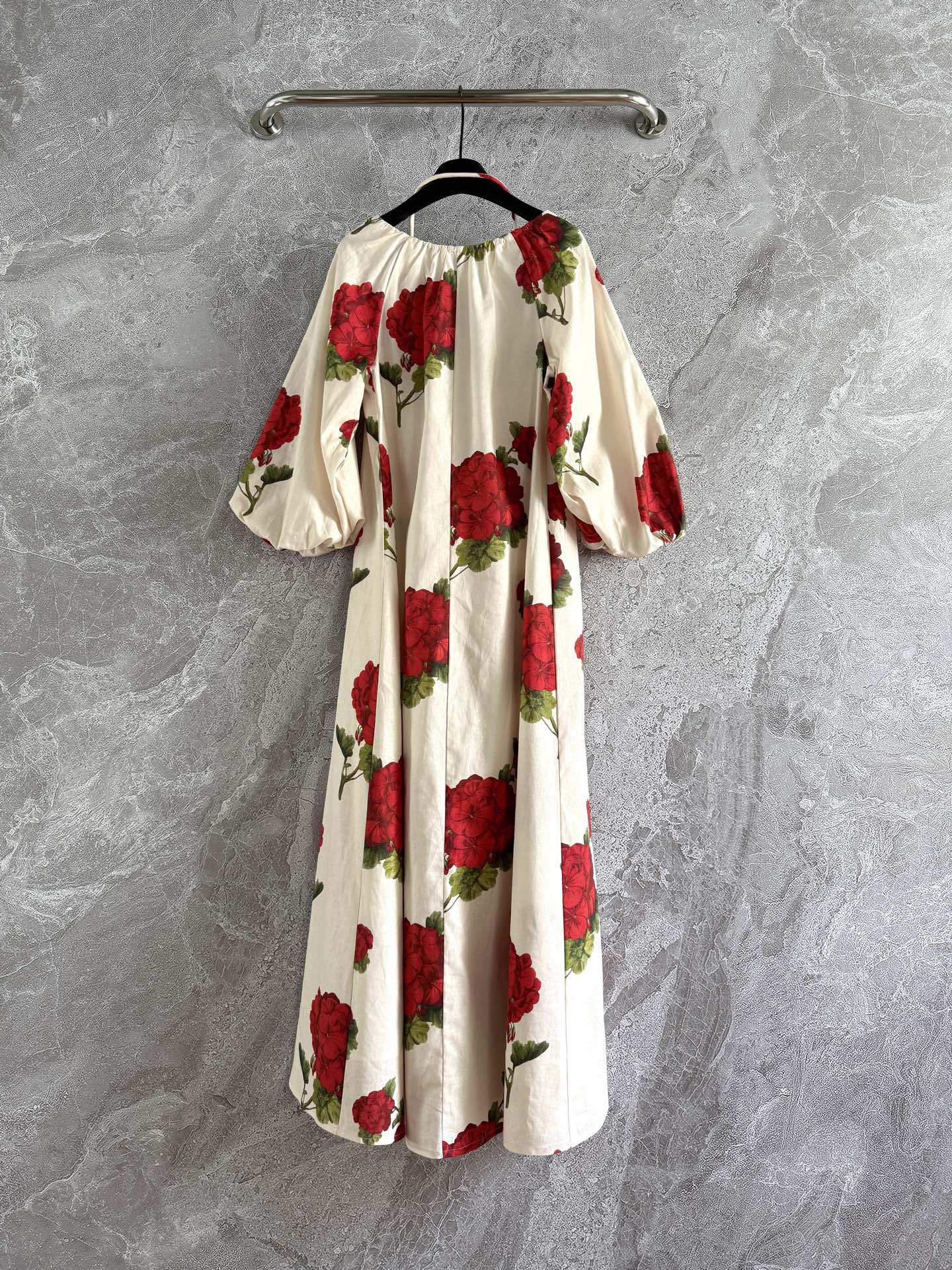 现货‼️‼️/明艳红花连衣裙✨外层亚麻、内衬纯棉，不用担心会热和闷的问题，自带凉爽感，弯曲褶皱v领口，也