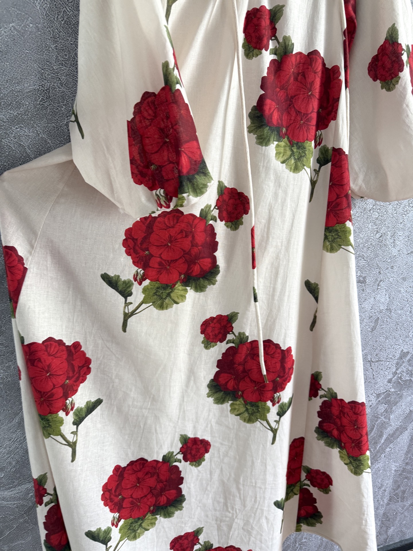 现货‼️‼️/明艳红花连衣裙✨外层亚麻、内衬纯棉，不用担心会热和闷的问题，自带凉爽感，弯曲褶皱v领口，也