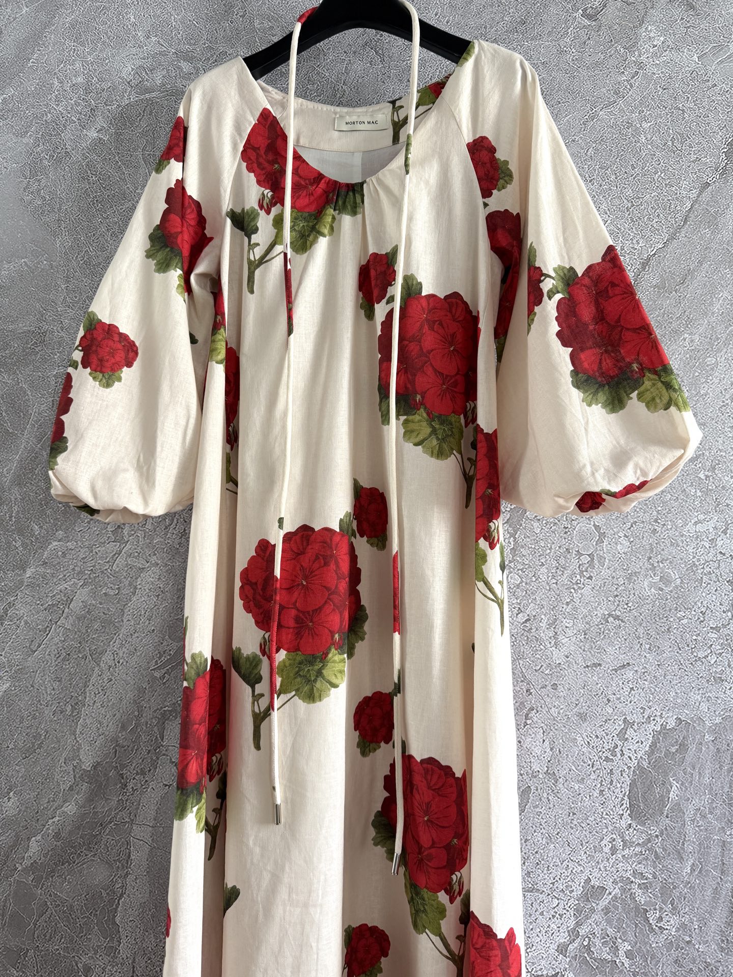 现货‼️‼️/明艳红花连衣裙✨外层亚麻、内衬纯棉，不用担心会热和闷的问题，自带凉爽感，弯曲褶皱v领口，也