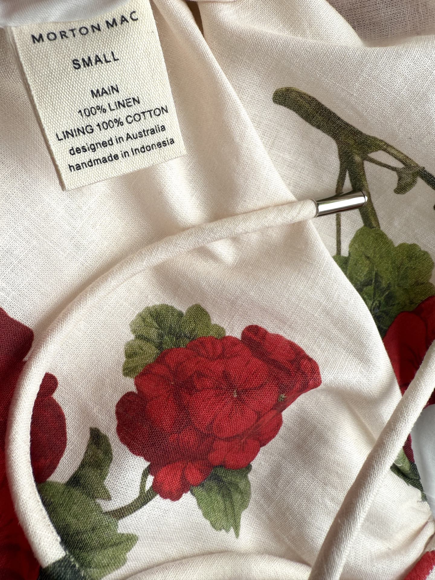 现货‼️‼️/明艳红花连衣裙✨外层亚麻、内衬纯棉，不用担心会热和闷的问题，自带凉爽感，弯曲褶皱v领口，也