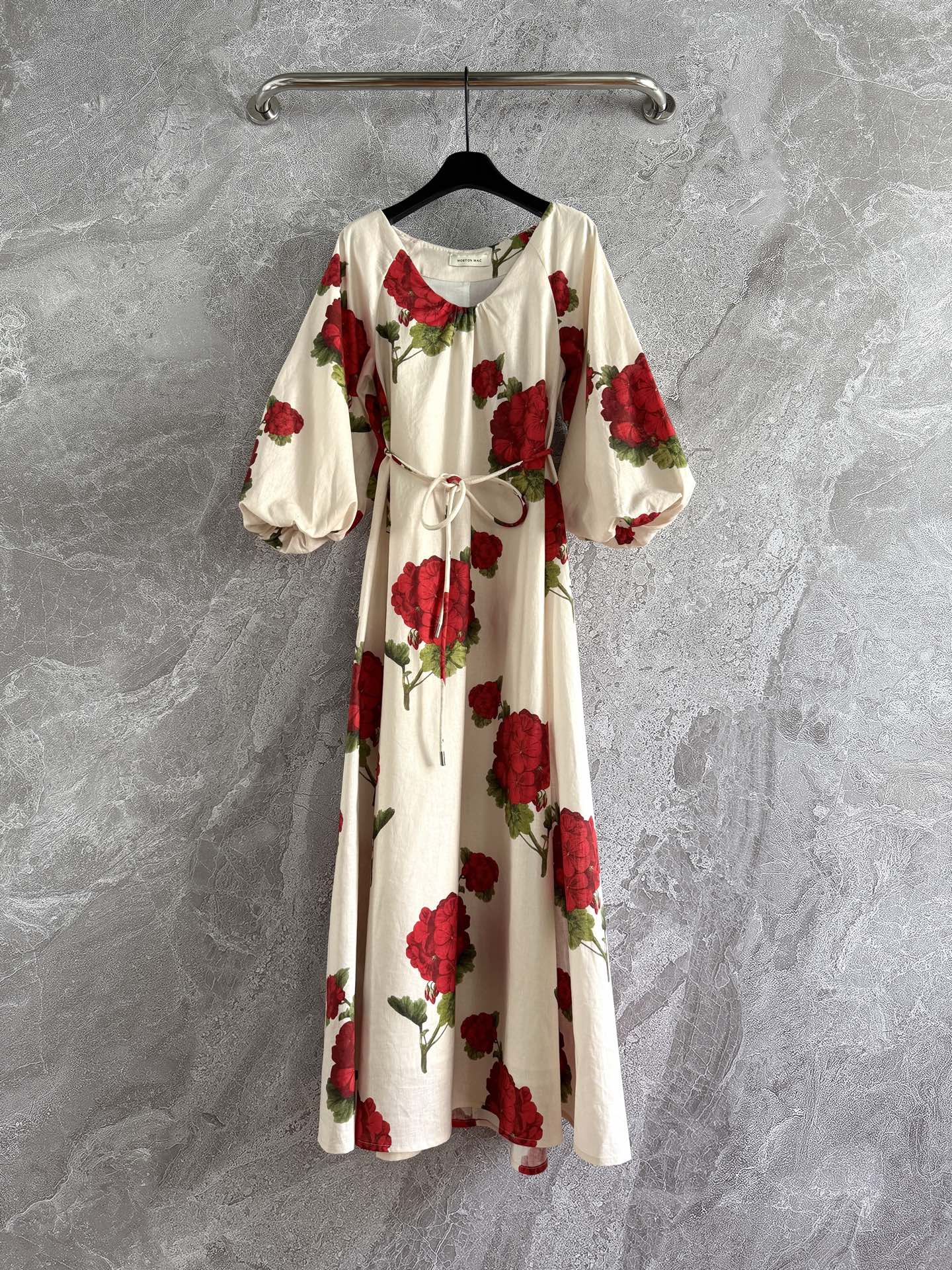 现货‼️‼️/明艳红花连衣裙✨外层亚麻、内衬纯棉，不用担心会热和闷的问题，自带凉爽感，弯曲褶皱v领口，也