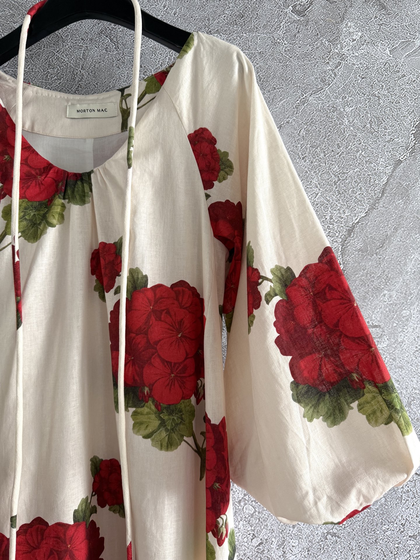 现货‼️‼️/明艳红花连衣裙✨外层亚麻、内衬纯棉，不用担心会热和闷的问题，自带凉爽感，弯曲褶皱v领口，也