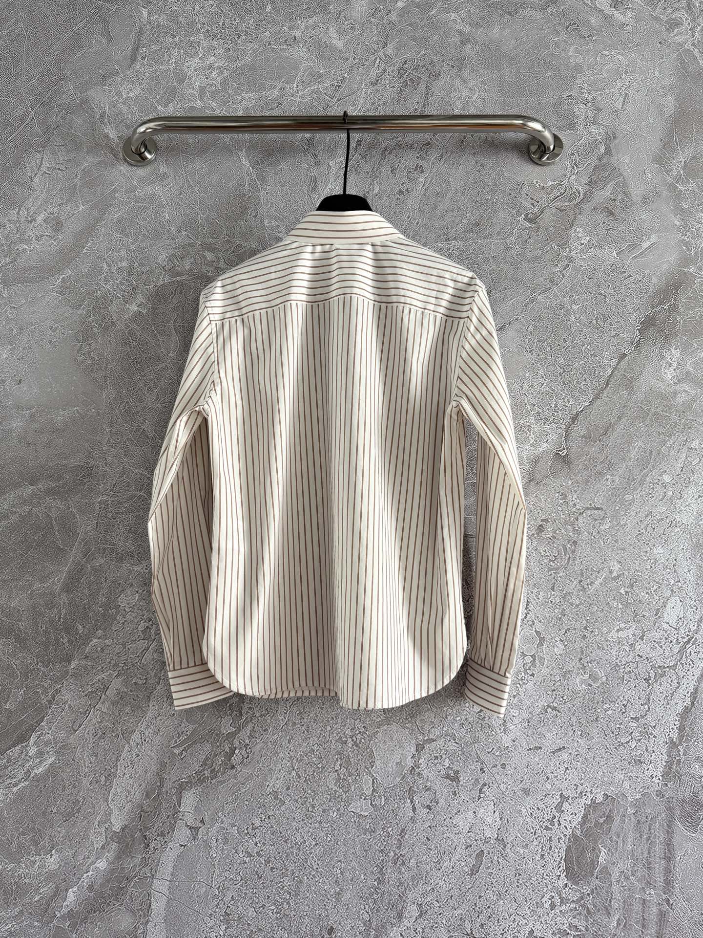 现货‼️‼️🛒款号4/条纹衬衫✨对位裁剪条纹衬衫，府绸棉质、贝壳纽扣，搭配领尖钉扣，干净 文艺，也有一些