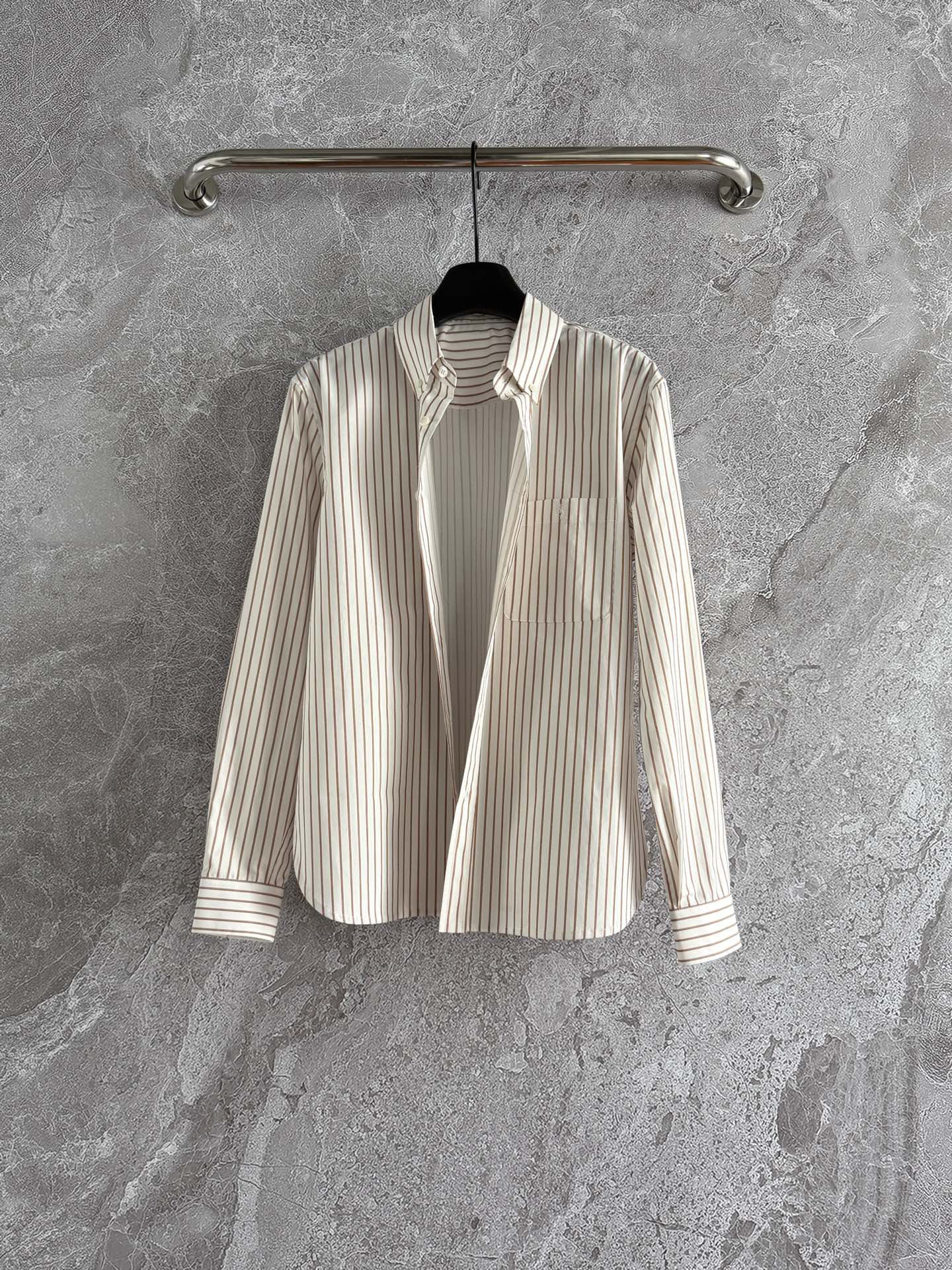 现货‼️‼️🛒款号4/条纹衬衫✨对位裁剪条纹衬衫，府绸棉质、贝壳纽扣，搭配领尖钉扣，干净 文艺，也有一些