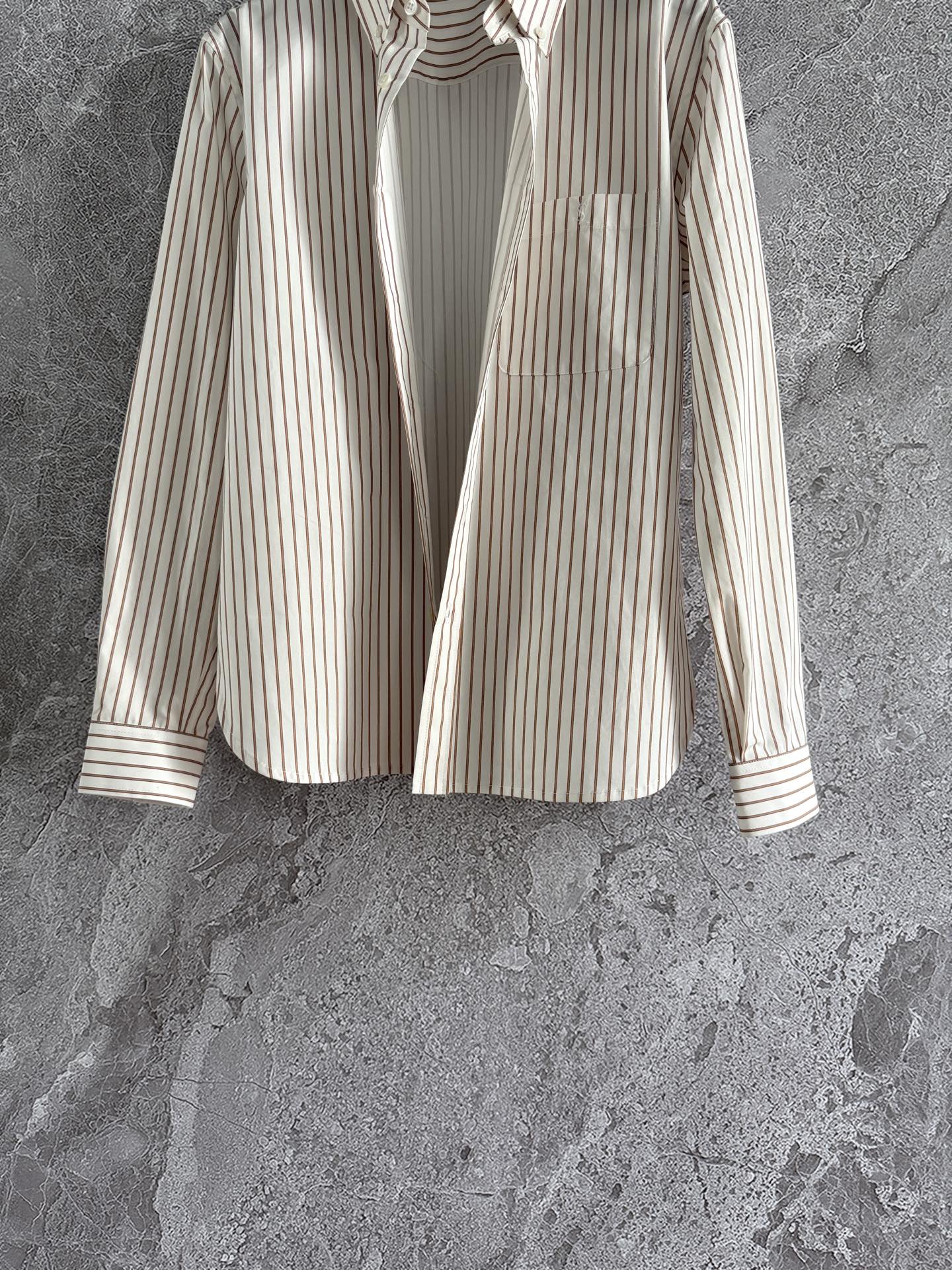 现货‼️‼️🛒款号4/条纹衬衫✨对位裁剪条纹衬衫，府绸棉质、贝壳纽扣，搭配领尖钉扣，干净 文艺，也有一些