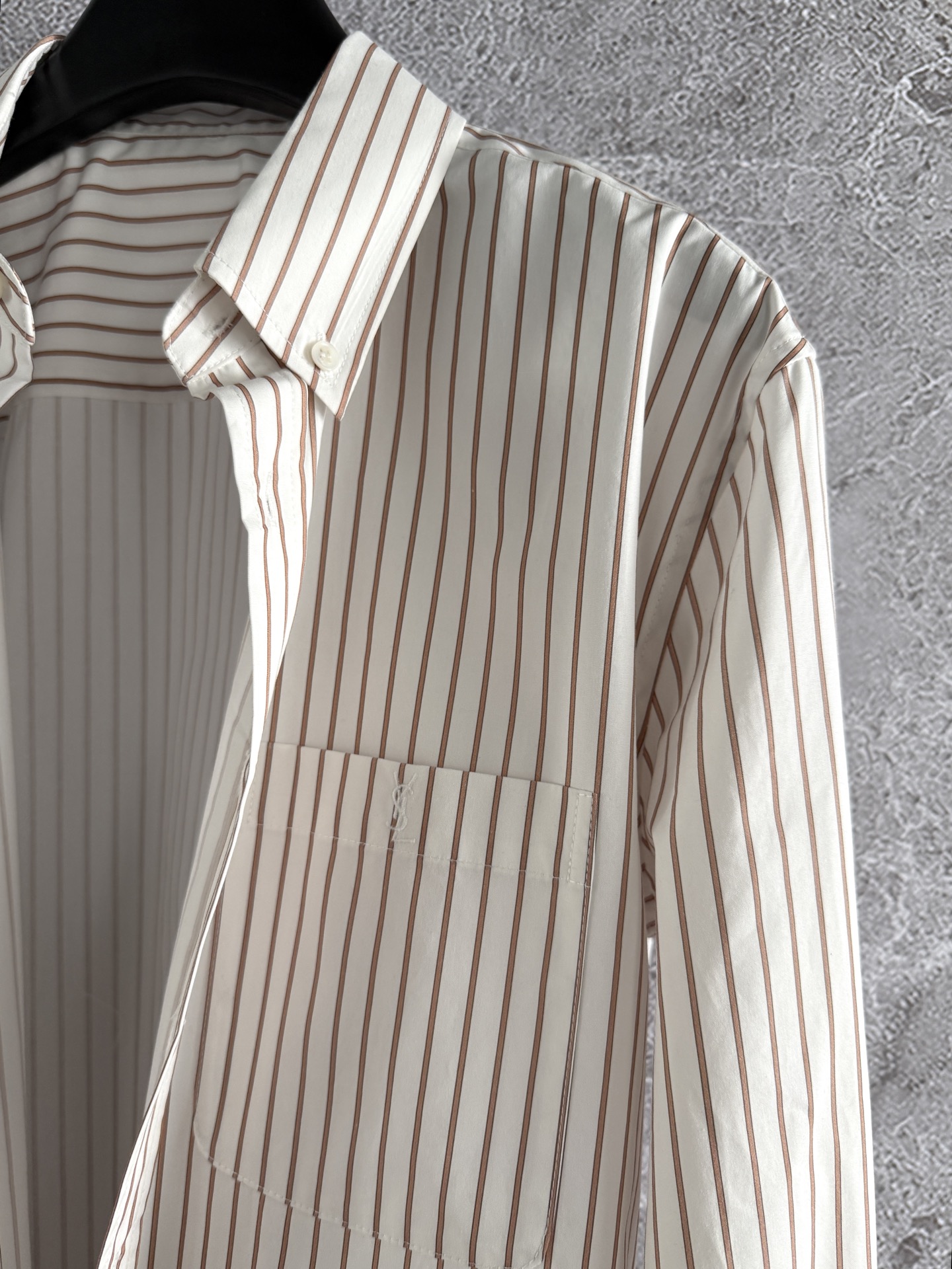 现货‼️‼️🛒款号4/条纹衬衫✨对位裁剪条纹衬衫，府绸棉质、贝壳纽扣，搭配领尖钉扣，干净 文艺，也有一些