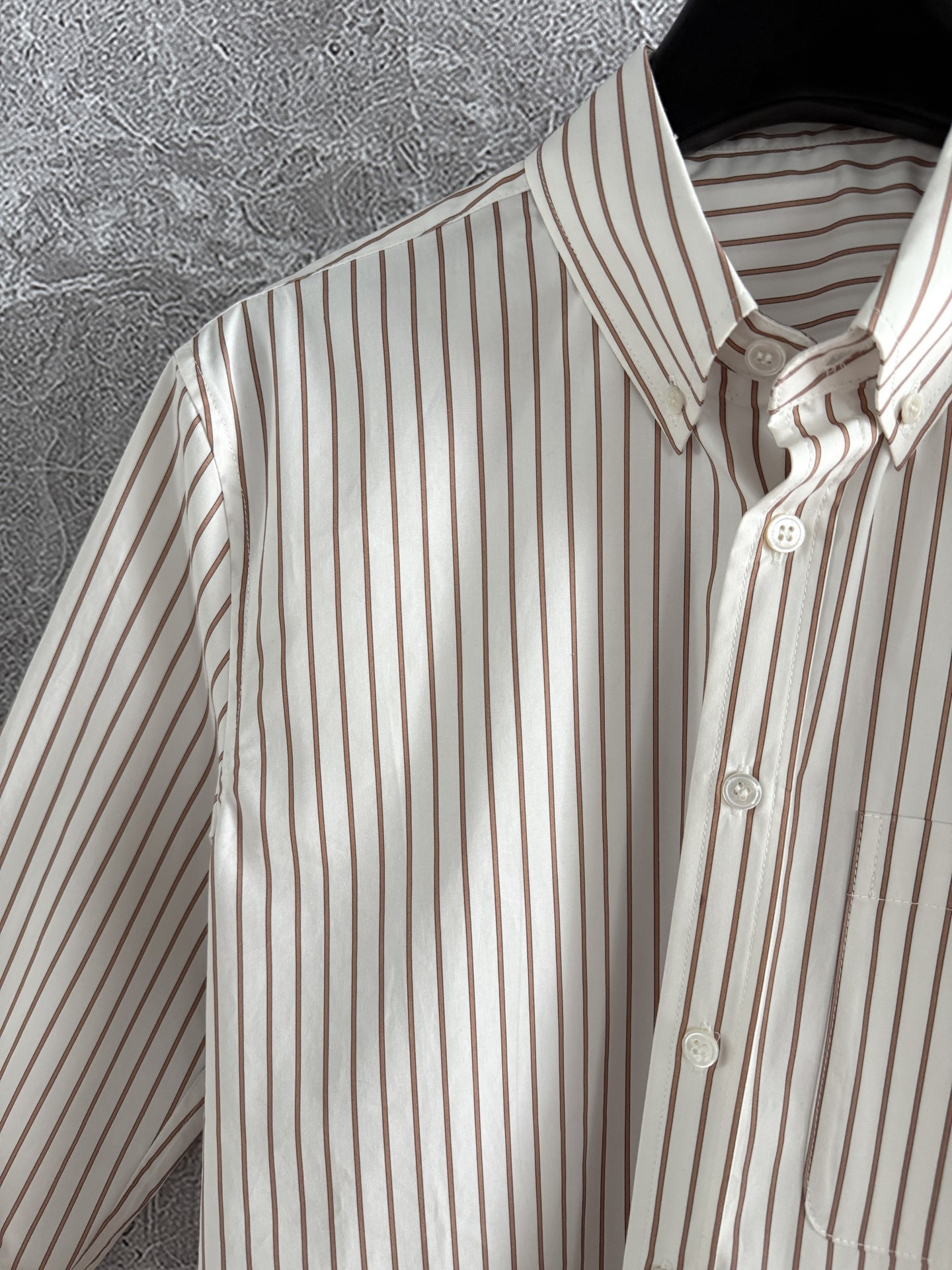 现货‼️‼️🛒款号4/条纹衬衫✨对位裁剪条纹衬衫，府绸棉质、贝壳纽扣，搭配领尖钉扣，干净 文艺，也有一些