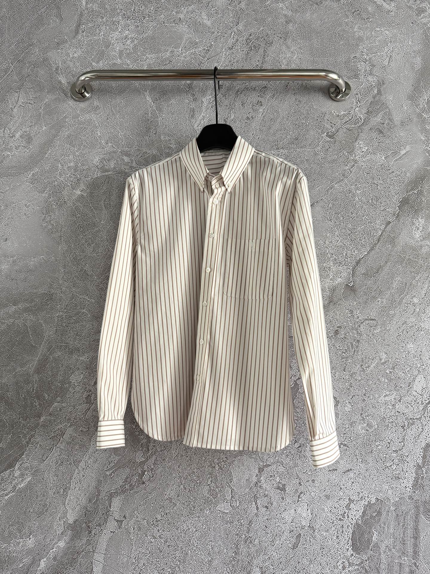 现货‼️‼️🛒款号4/条纹衬衫✨对位裁剪条纹衬衫，府绸棉质、贝壳纽扣，搭配领尖钉扣，干净 文艺，也有一些