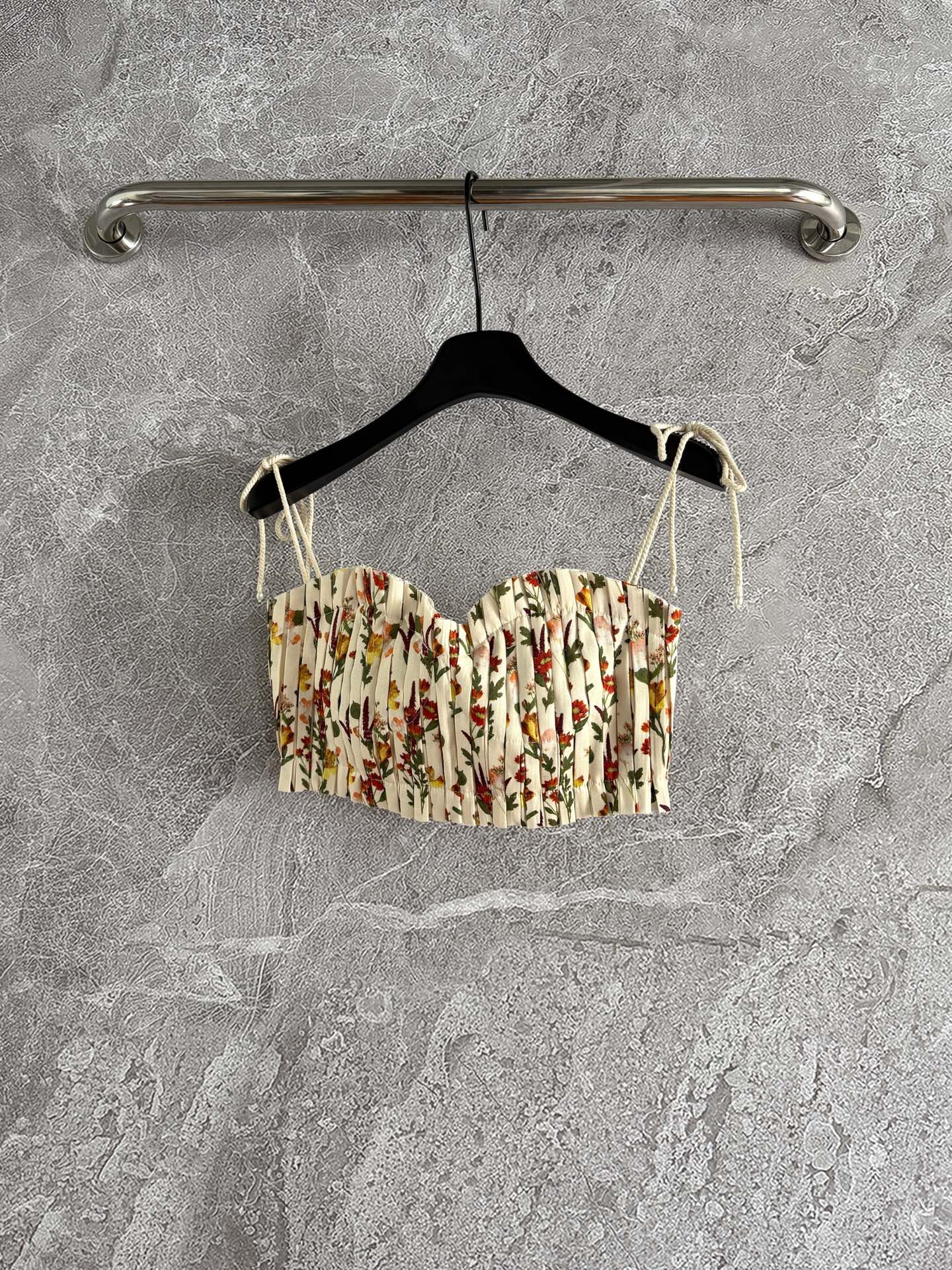 现货‼️‼️/褶皱抹胸上衣✨Agua以花卉和色彩为设计灵感，手工压褶定型，含钢圈上身优化贴服度，延续亚麻