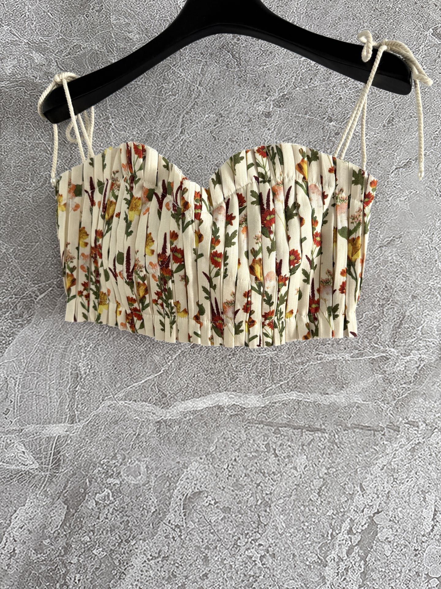 现货‼️‼️/褶皱抹胸上衣✨Agua以花卉和色彩为设计灵感，手工压褶定型，含钢圈上身优化贴服度，延续亚麻