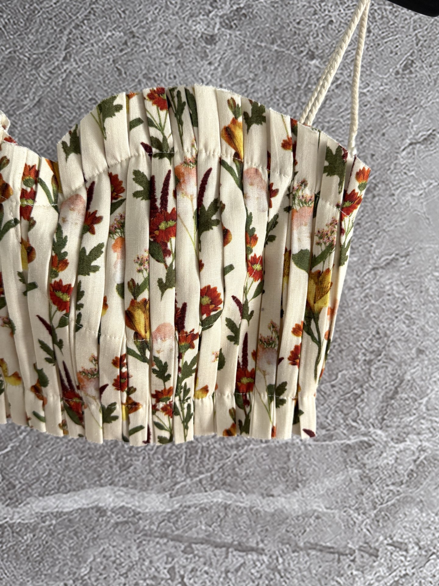 现货‼️‼️/褶皱抹胸上衣✨Agua以花卉和色彩为设计灵感，手工压褶定型，含钢圈上身优化贴服度，延续亚麻