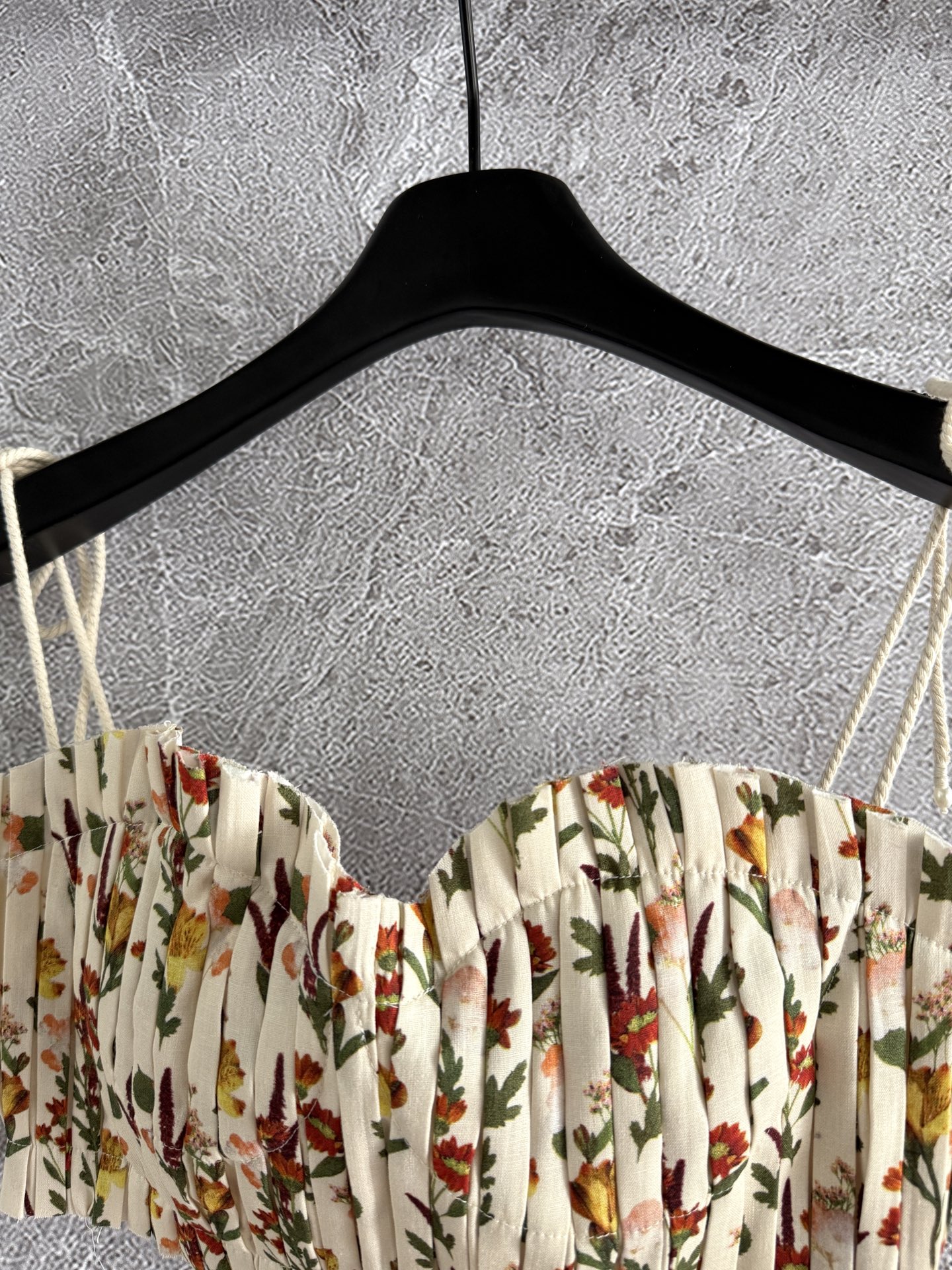 现货‼️‼️/褶皱抹胸上衣✨Agua以花卉和色彩为设计灵感，手工压褶定型，含钢圈上身优化贴服度，延续亚麻