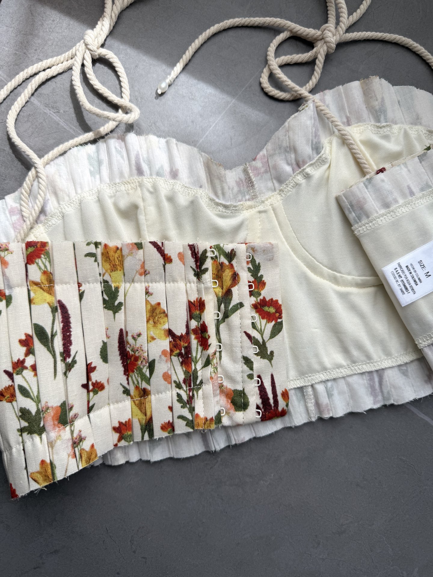 现货‼️‼️/褶皱抹胸上衣✨Agua以花卉和色彩为设计灵感，手工压褶定型，含钢圈上身优化贴服度，延续亚麻