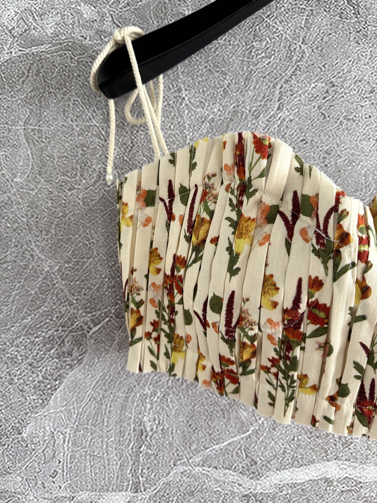 现货‼️‼️/褶皱抹胸上衣✨Agua以花卉和色彩为设计灵感，手工压褶定型，含钢圈上身优化贴服度，延续亚麻