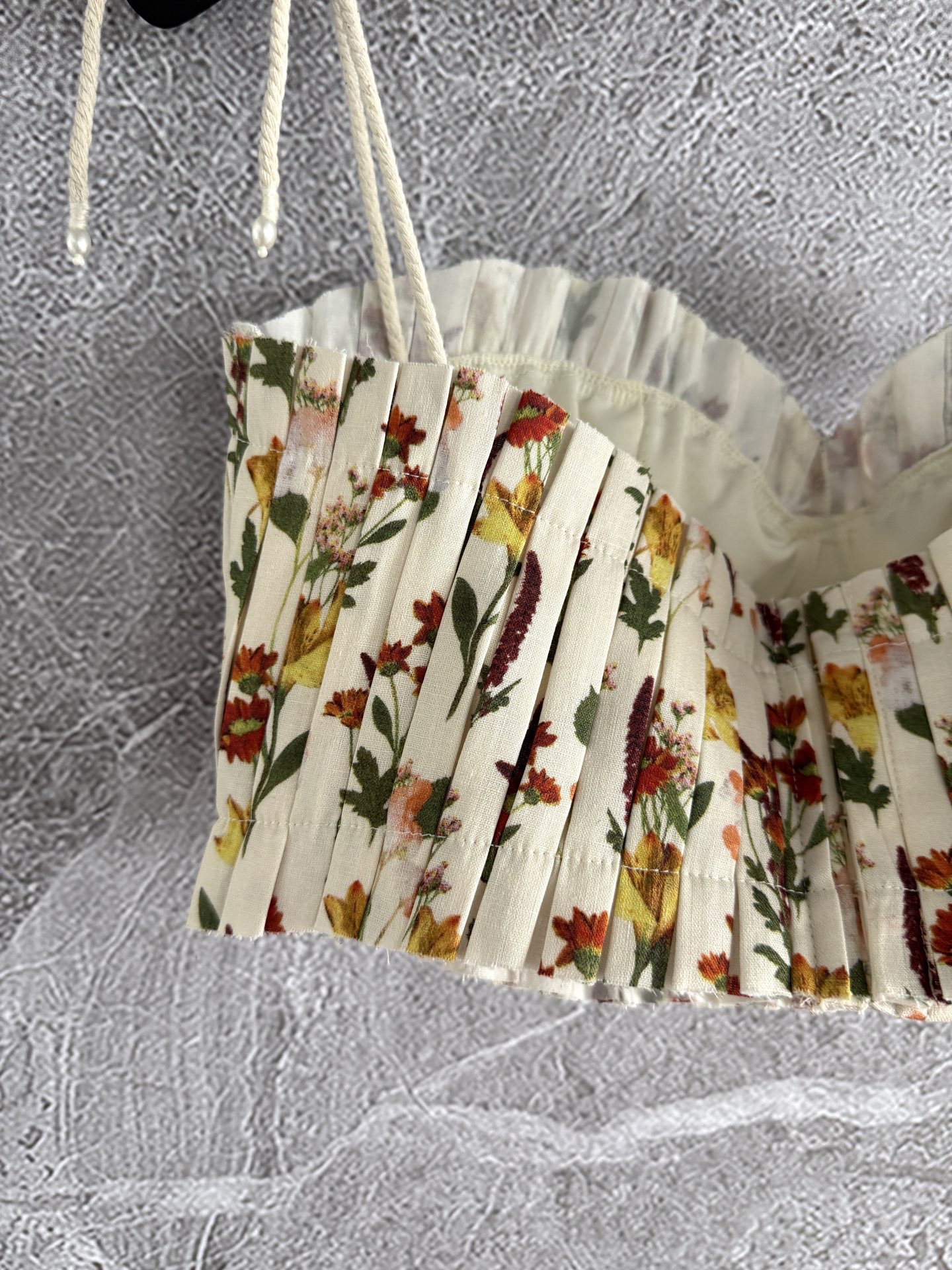 现货‼️‼️/褶皱抹胸上衣✨Agua以花卉和色彩为设计灵感，手工压褶定型，含钢圈上身优化贴服度，延续亚麻