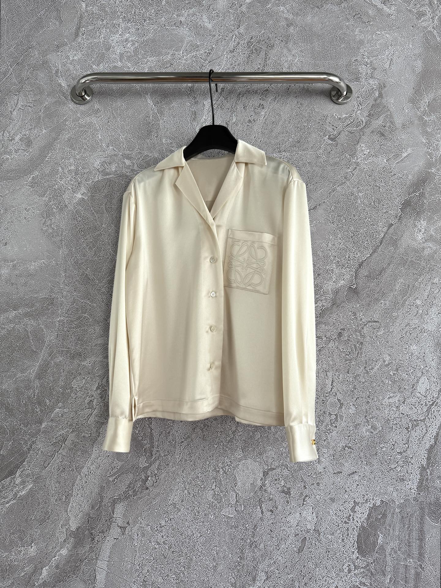 醋酸真丝衬衫✨重磅醋酸真丝材质，更具分量感和垂坠感，光泽感更佳温润，贴身触肤爽滑，十分具有治愈感受，定染