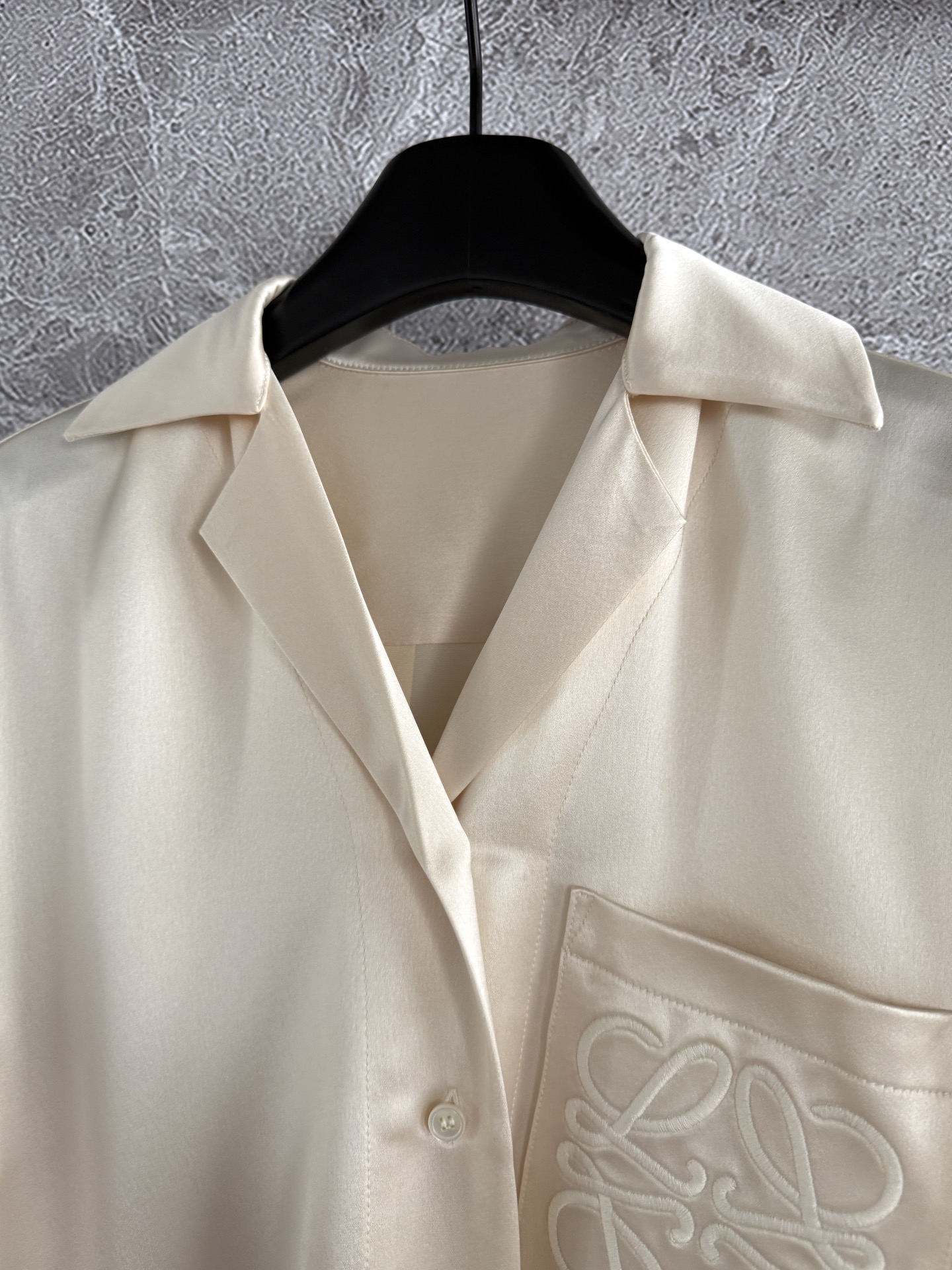 醋酸真丝衬衫✨重磅醋酸真丝材质，更具分量感和垂坠感，光泽感更佳温润，贴身触肤爽滑，十分具有治愈感受，定染