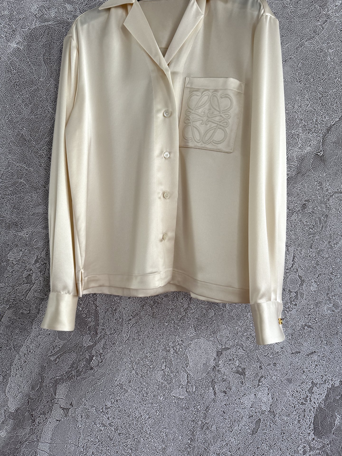 醋酸真丝衬衫✨重磅醋酸真丝材质，更具分量感和垂坠感，光泽感更佳温润，贴身触肤爽滑，十分具有治愈感受，定染