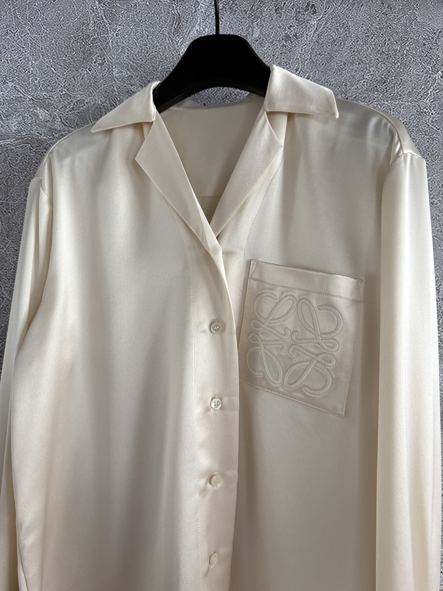 醋酸真丝衬衫✨重磅醋酸真丝材质，更具分量感和垂坠感，光泽感更佳温润，贴身触肤爽滑，十分具有治愈感受，定染