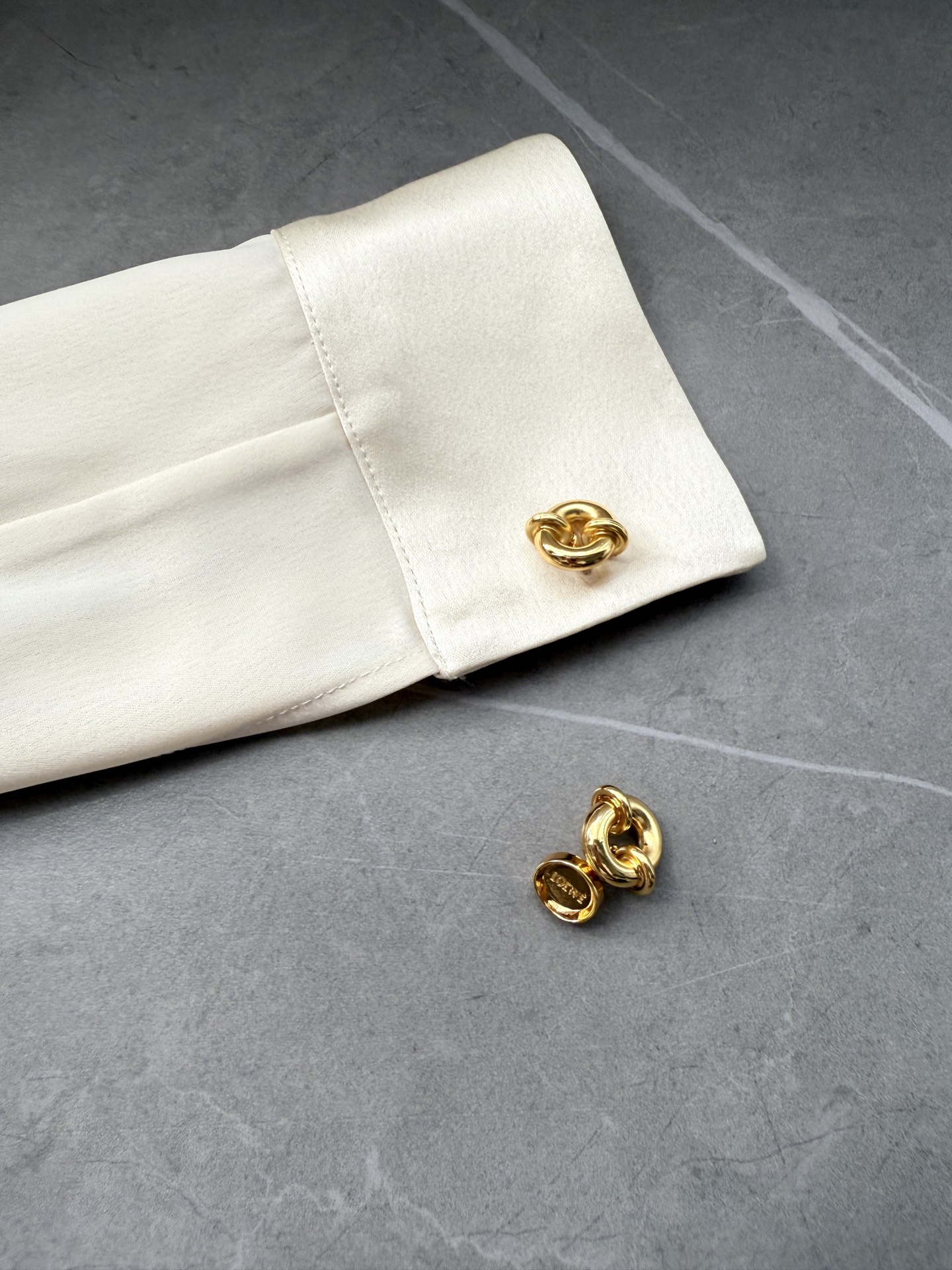 醋酸真丝衬衫✨重磅醋酸真丝材质，更具分量感和垂坠感，光泽感更佳温润，贴身触肤爽滑，十分具有治愈感受，定染