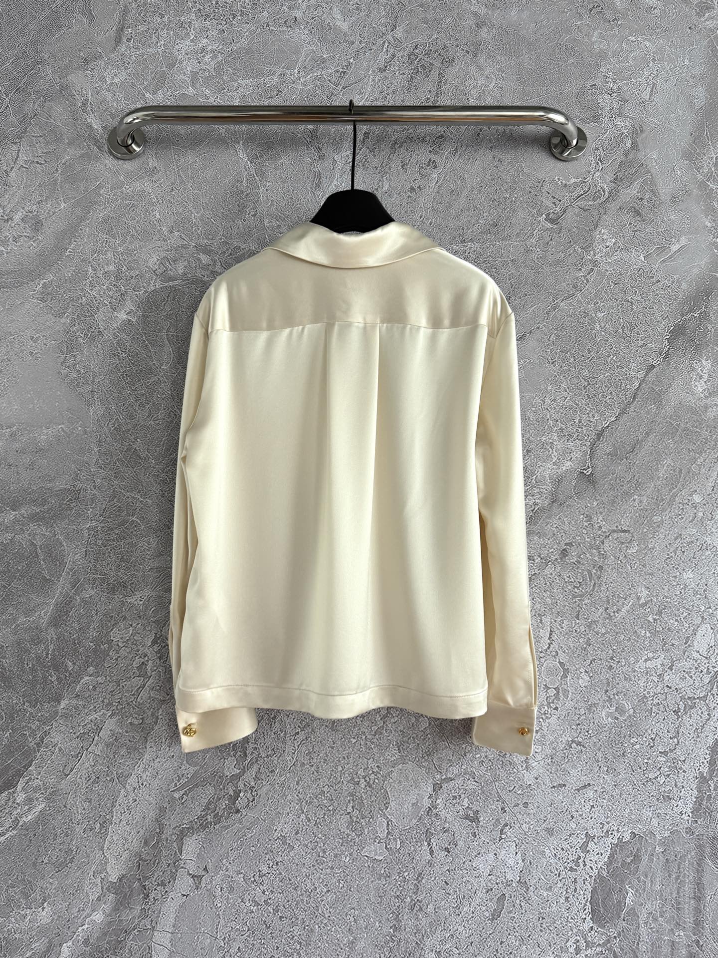 醋酸真丝衬衫✨重磅醋酸真丝材质，更具分量感和垂坠感，光泽感更佳温润，贴身触肤爽滑，十分具有治愈感受，定染