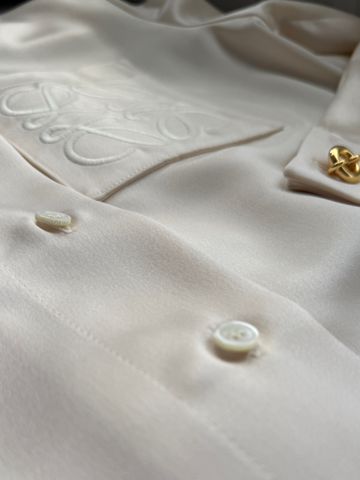 醋酸真丝衬衫✨重磅醋酸真丝材质，更具分量感和垂坠感，光泽感更佳温润，贴身触肤爽滑，十分具有治愈感受，定染