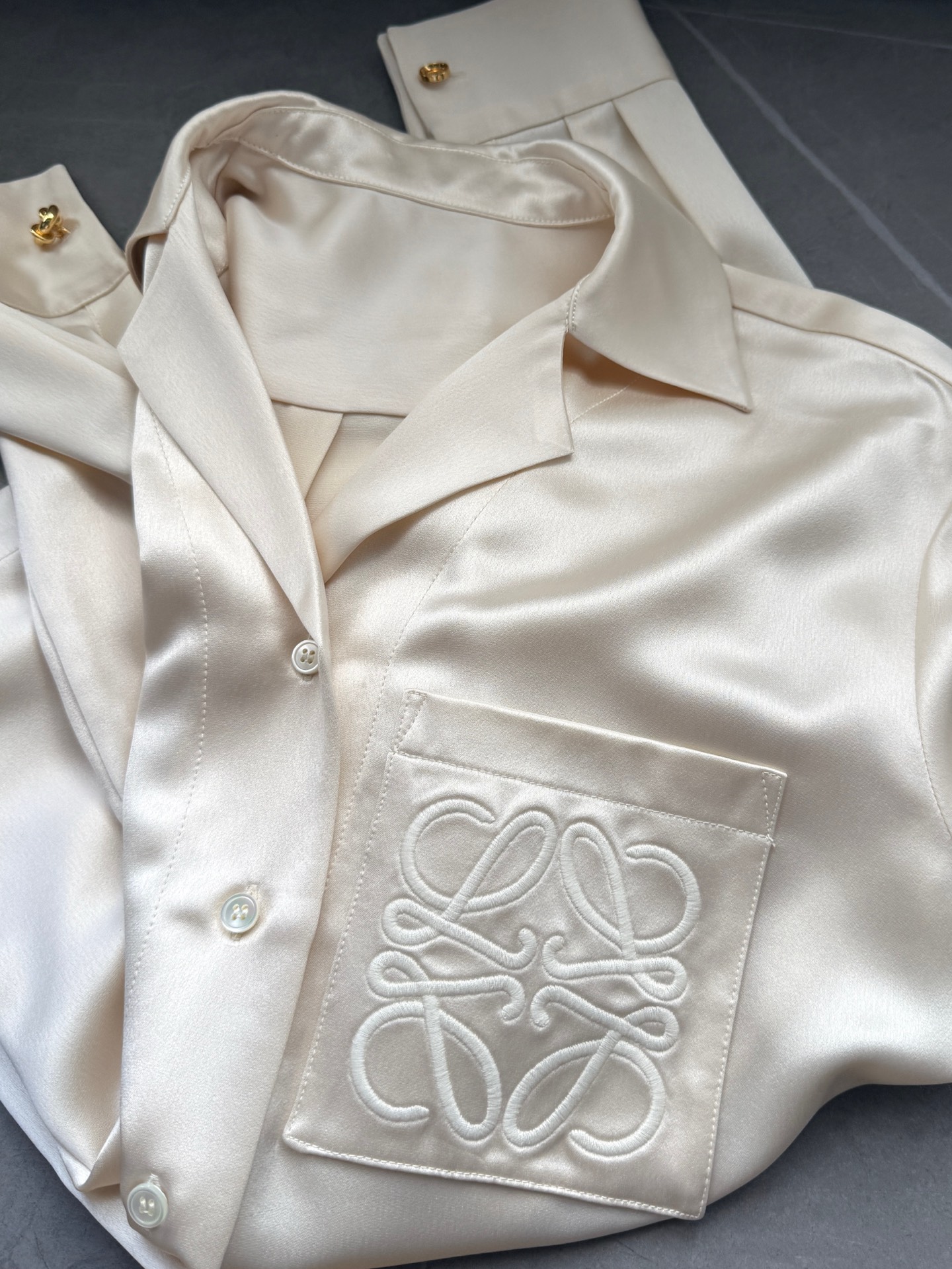 醋酸真丝衬衫✨重磅醋酸真丝材质，更具分量感和垂坠感，光泽感更佳温润，贴身触肤爽滑，十分具有治愈感受，定染