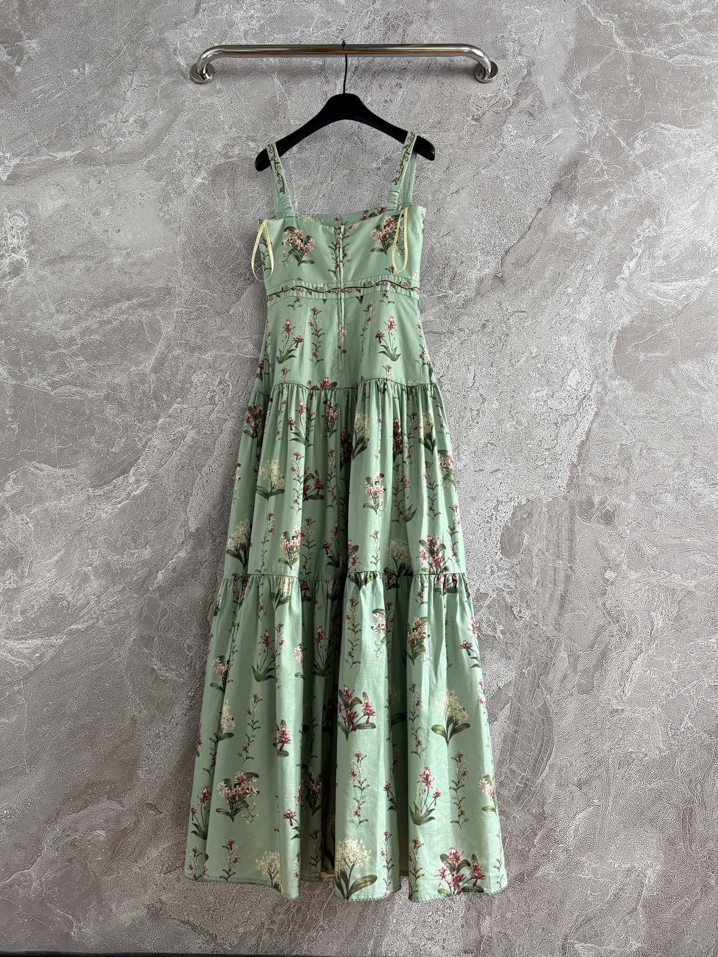 现货‼️‼️🛒款号411/绿色吊带连衣裙✨全身定位印花裁片，肩带腰间手工刺绣钉珠，太重磅了，融合传统手工