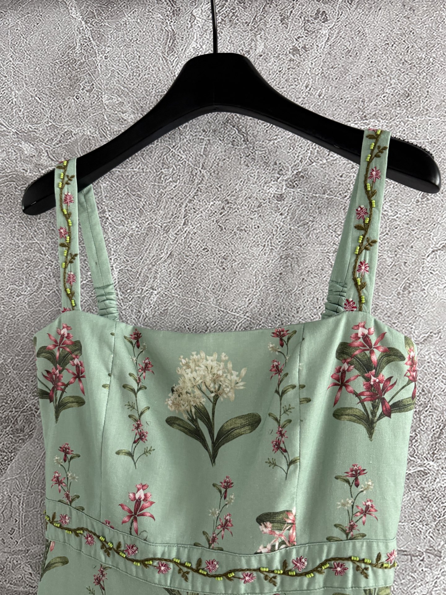 现货‼️‼️🛒款号411/绿色吊带连衣裙✨全身定位印花裁片，肩带腰间手工刺绣钉珠，太重磅了，融合传统手工