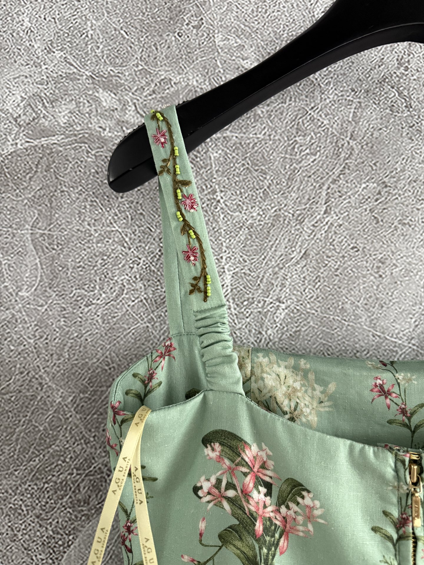 现货‼️‼️🛒款号411/绿色吊带连衣裙✨全身定位印花裁片，肩带腰间手工刺绣钉珠，太重磅了，融合传统手工