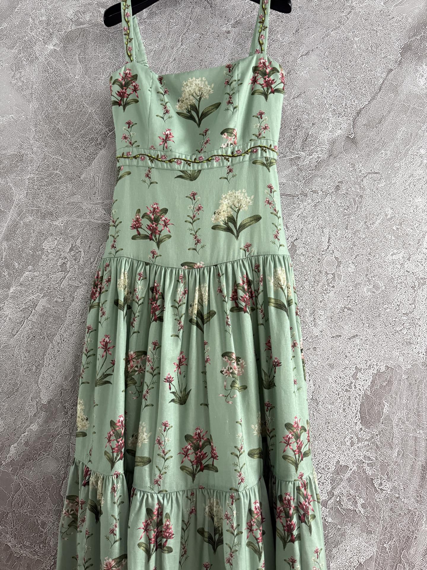 现货‼️‼️🛒款号411/绿色吊带连衣裙✨全身定位印花裁片，肩带腰间手工刺绣钉珠，太重磅了，融合传统手工