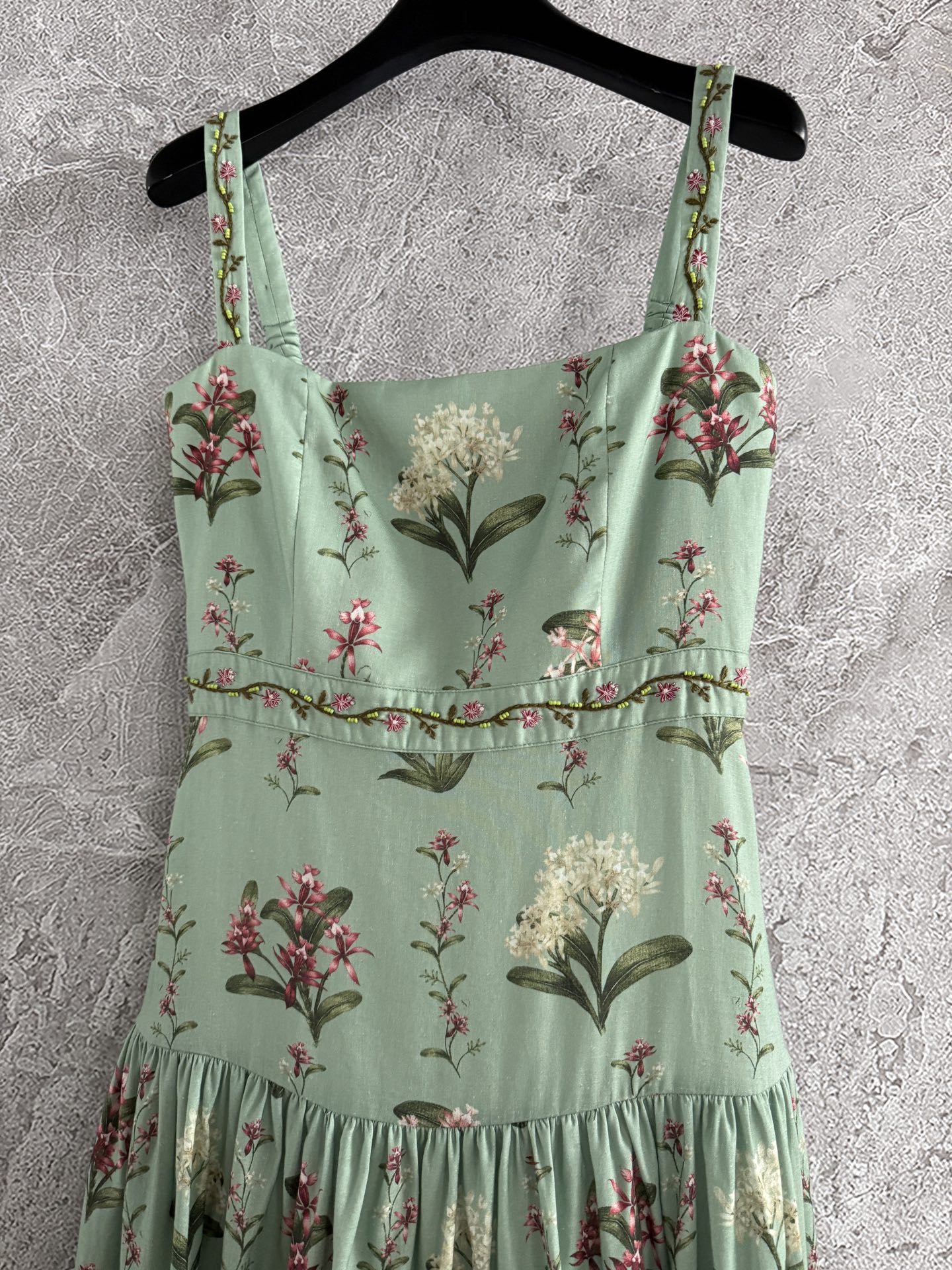 现货‼️‼️🛒款号411/绿色吊带连衣裙✨全身定位印花裁片，肩带腰间手工刺绣钉珠，太重磅了，融合传统手工