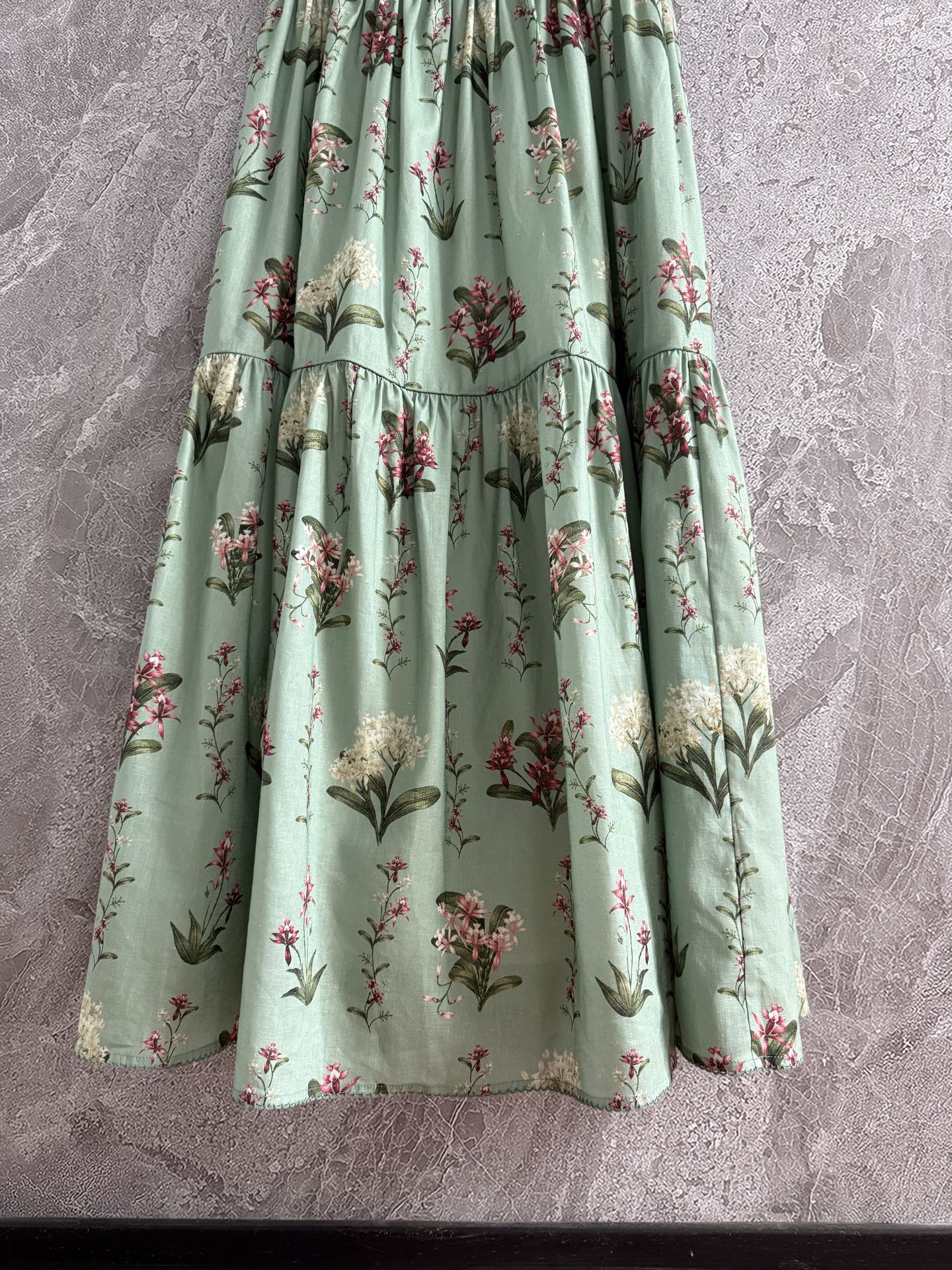 现货‼️‼️🛒款号411/绿色吊带连衣裙✨全身定位印花裁片，肩带腰间手工刺绣钉珠，太重磅了，融合传统手工