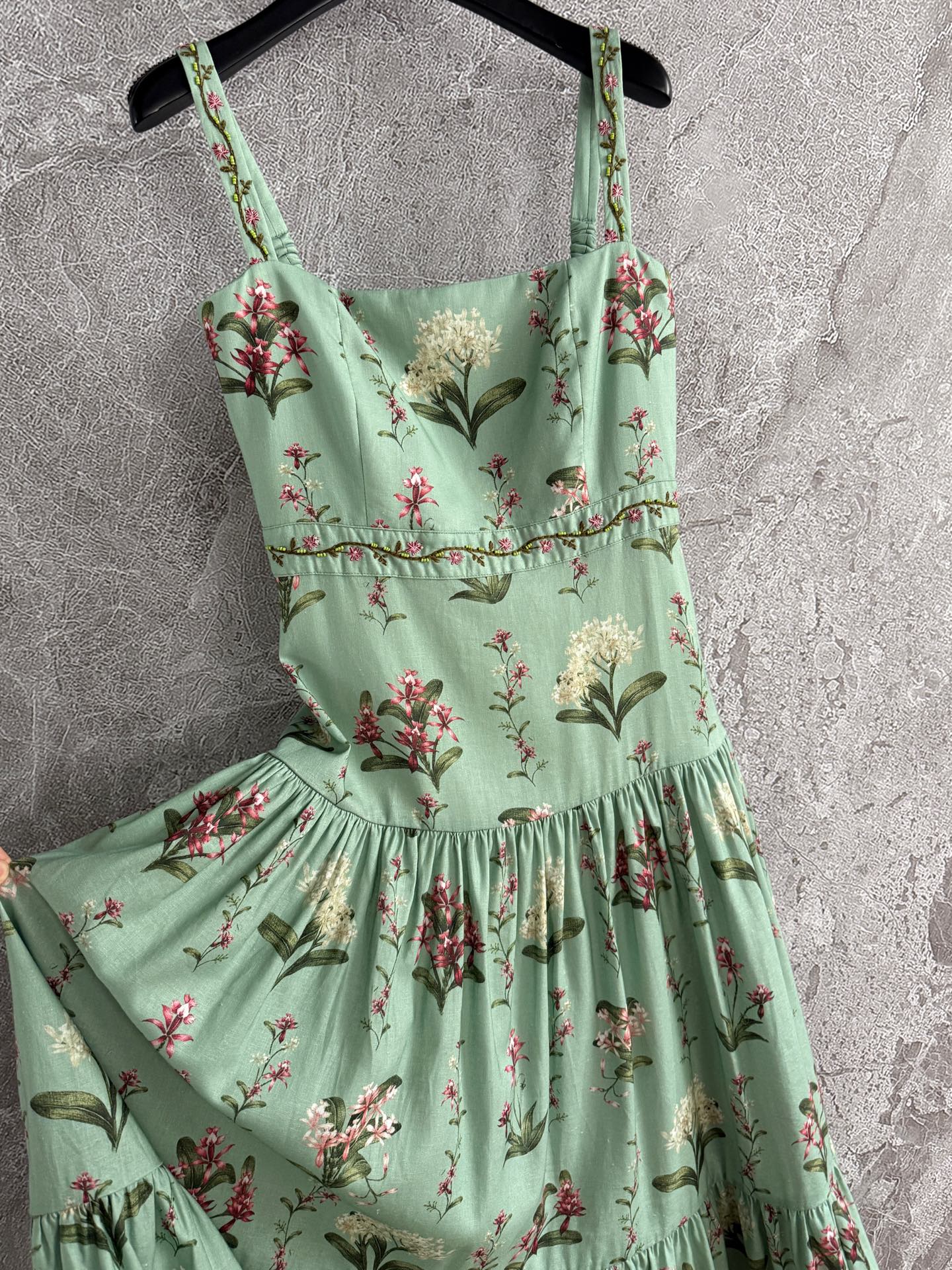 现货‼️‼️🛒款号411/绿色吊带连衣裙✨全身定位印花裁片，肩带腰间手工刺绣钉珠，太重磅了，融合传统手工