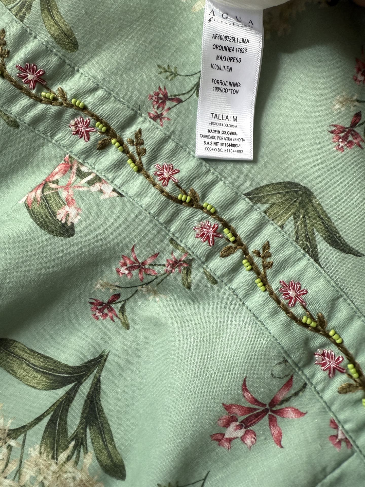 现货‼️‼️🛒款号411/绿色吊带连衣裙✨全身定位印花裁片，肩带腰间手工刺绣钉珠，太重磅了，融合传统手工