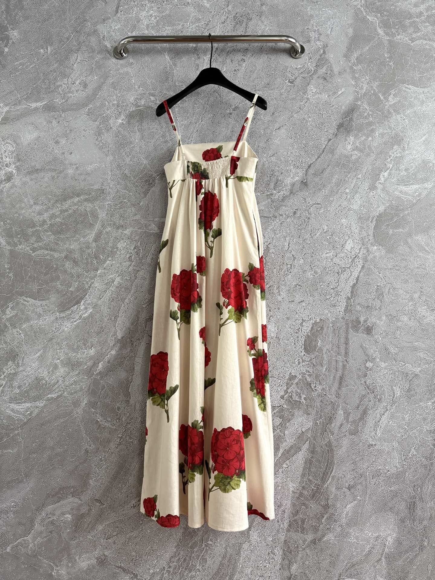 现货‼️‼️/红花吊带长裙✨外层亚麻、内衬纯棉，不用担心会热和闷的问题，大方领领口，凸显锁骨线条显背薄，