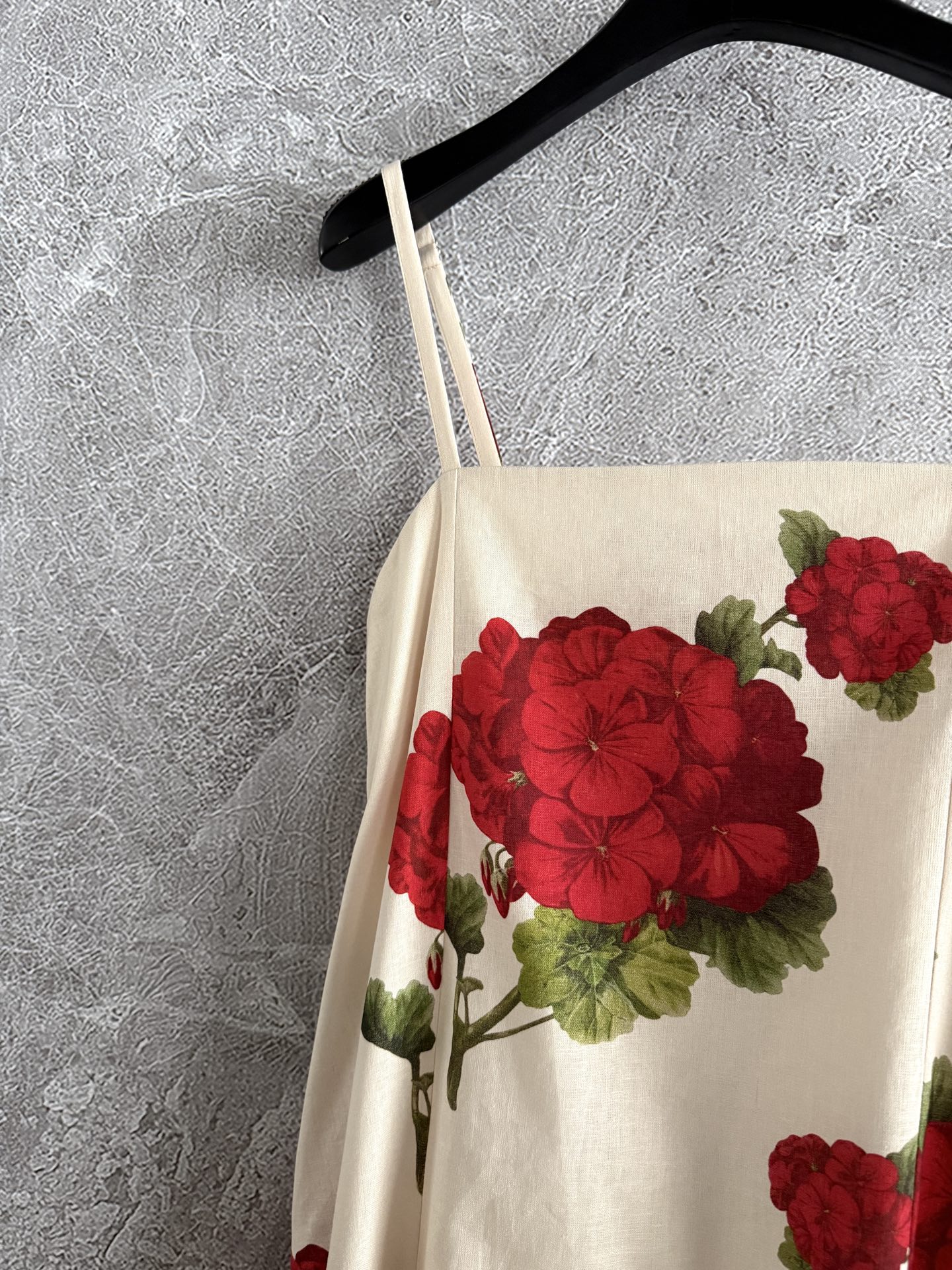 现货‼️‼️/红花吊带长裙✨外层亚麻、内衬纯棉，不用担心会热和闷的问题，大方领领口，凸显锁骨线条显背薄，