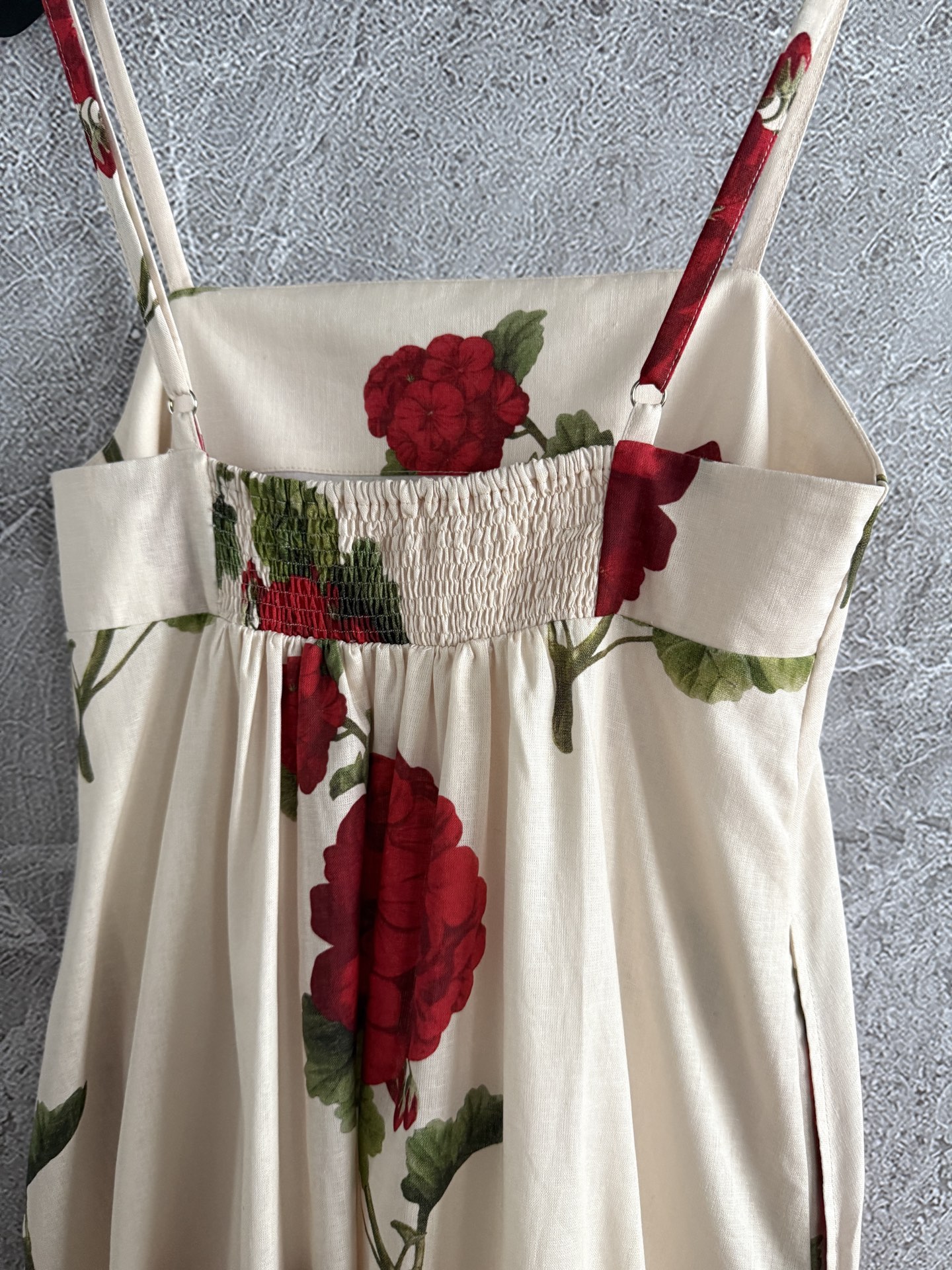 现货‼️‼️/红花吊带长裙✨外层亚麻、内衬纯棉，不用担心会热和闷的问题，大方领领口，凸显锁骨线条显背薄，