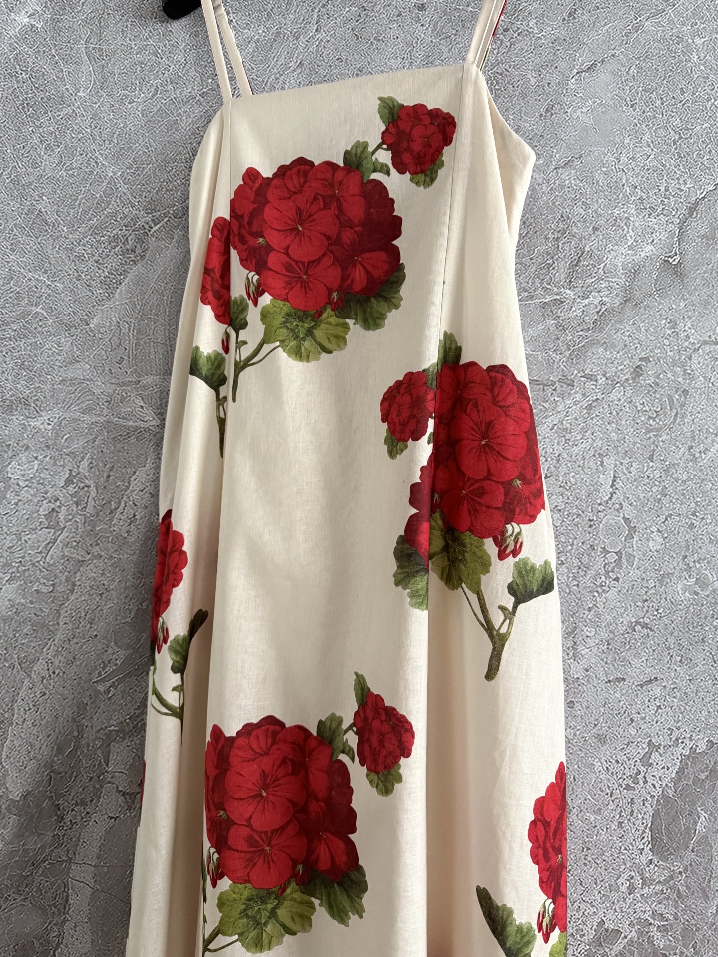 现货‼️‼️/红花吊带长裙✨外层亚麻、内衬纯棉，不用担心会热和闷的问题，大方领领口，凸显锁骨线条显背薄，