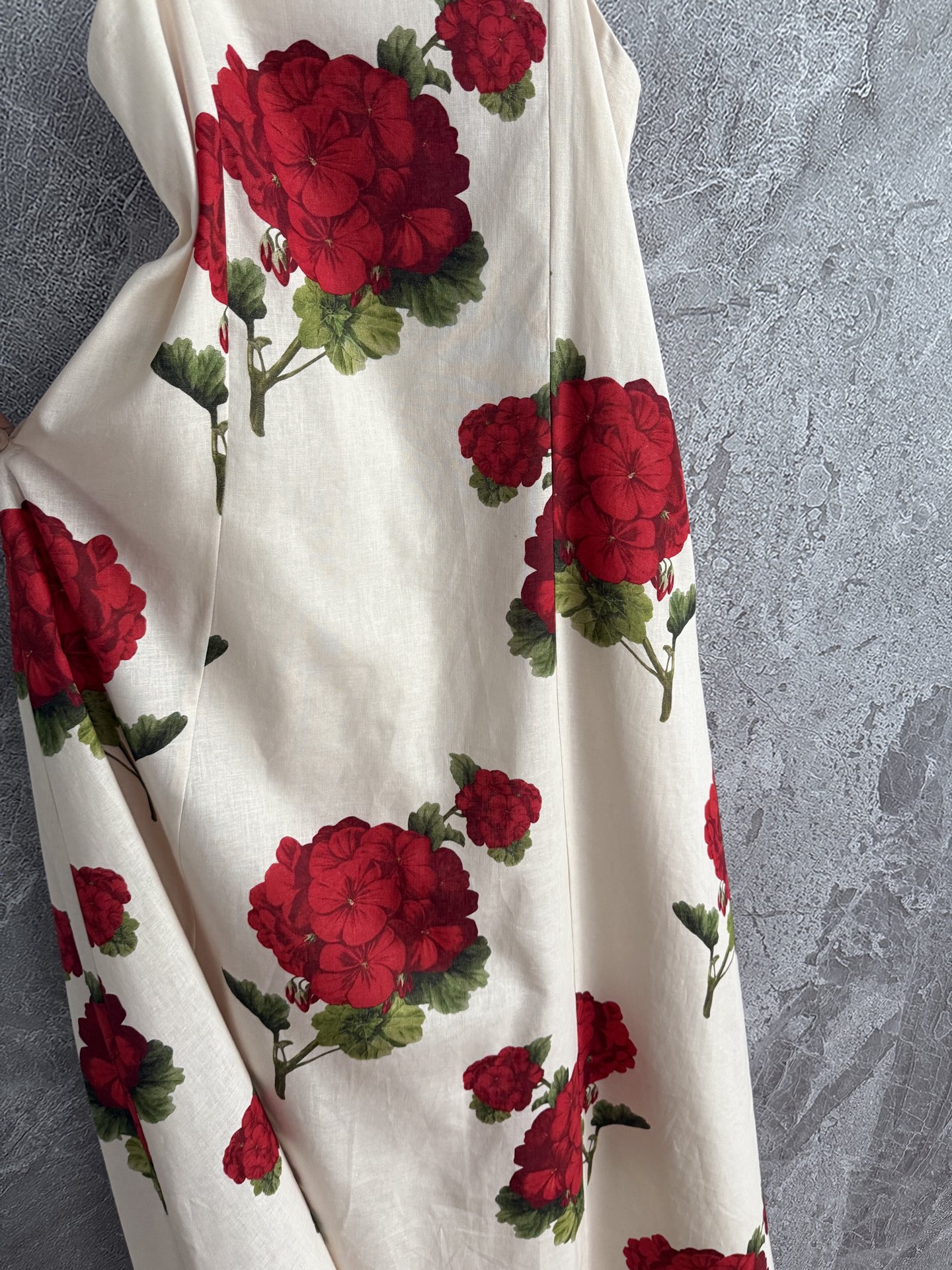 现货‼️‼️/红花吊带长裙✨外层亚麻、内衬纯棉，不用担心会热和闷的问题，大方领领口，凸显锁骨线条显背薄，