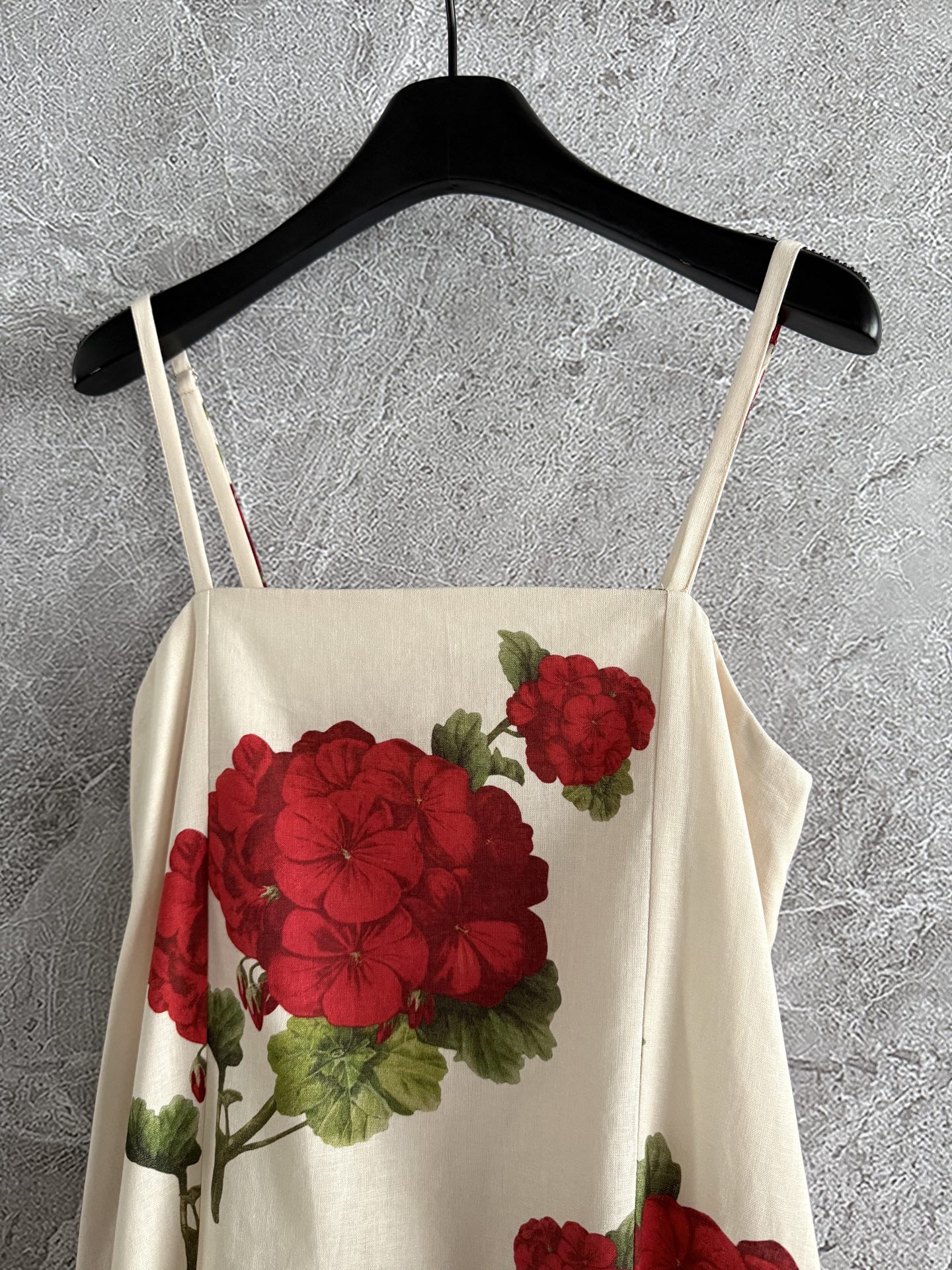 现货‼️‼️/红花吊带长裙✨外层亚麻、内衬纯棉，不用担心会热和闷的问题，大方领领口，凸显锁骨线条显背薄，