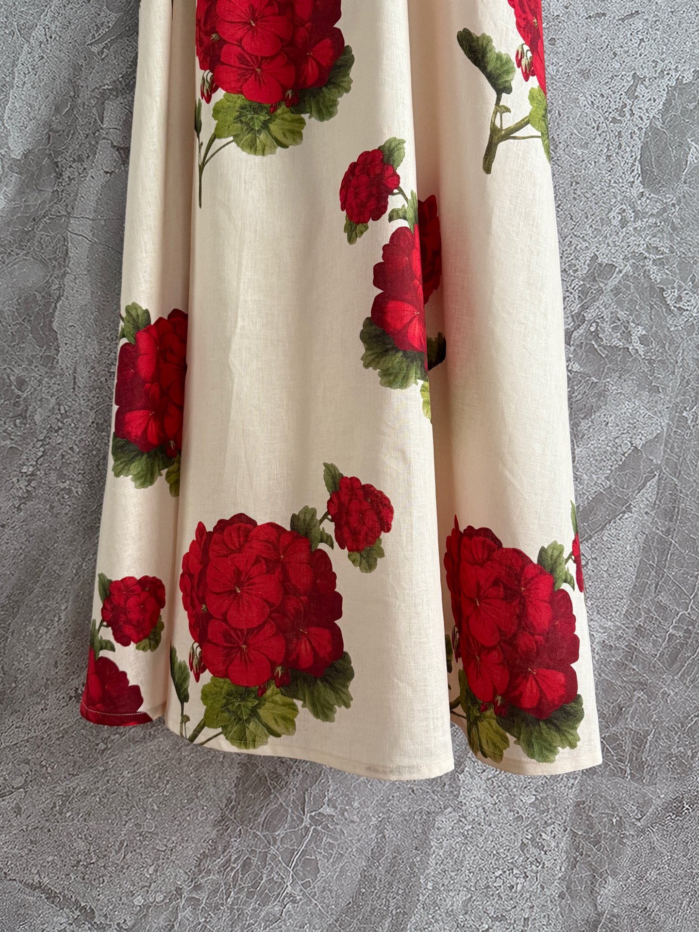 现货‼️‼️/红花吊带长裙✨外层亚麻、内衬纯棉，不用担心会热和闷的问题，大方领领口，凸显锁骨线条显背薄，