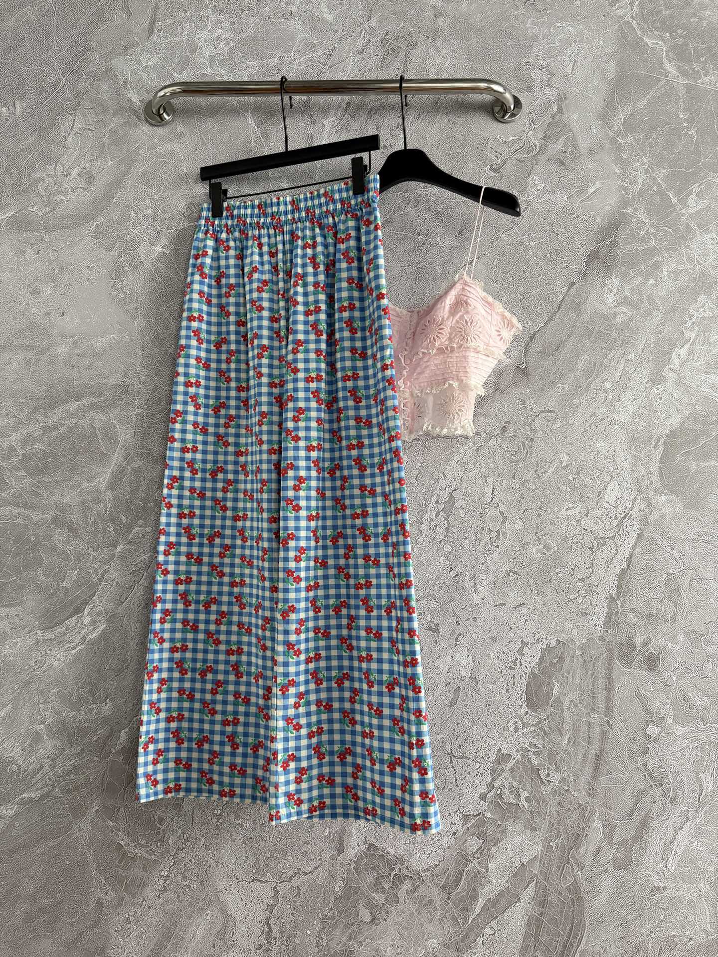 现货‼️‼️/碎花休闲裤✨印花清爽利落的穿衣态度，非常好穿 上身很轻感，全棉格纹小花印花，色彩鲜明 很有