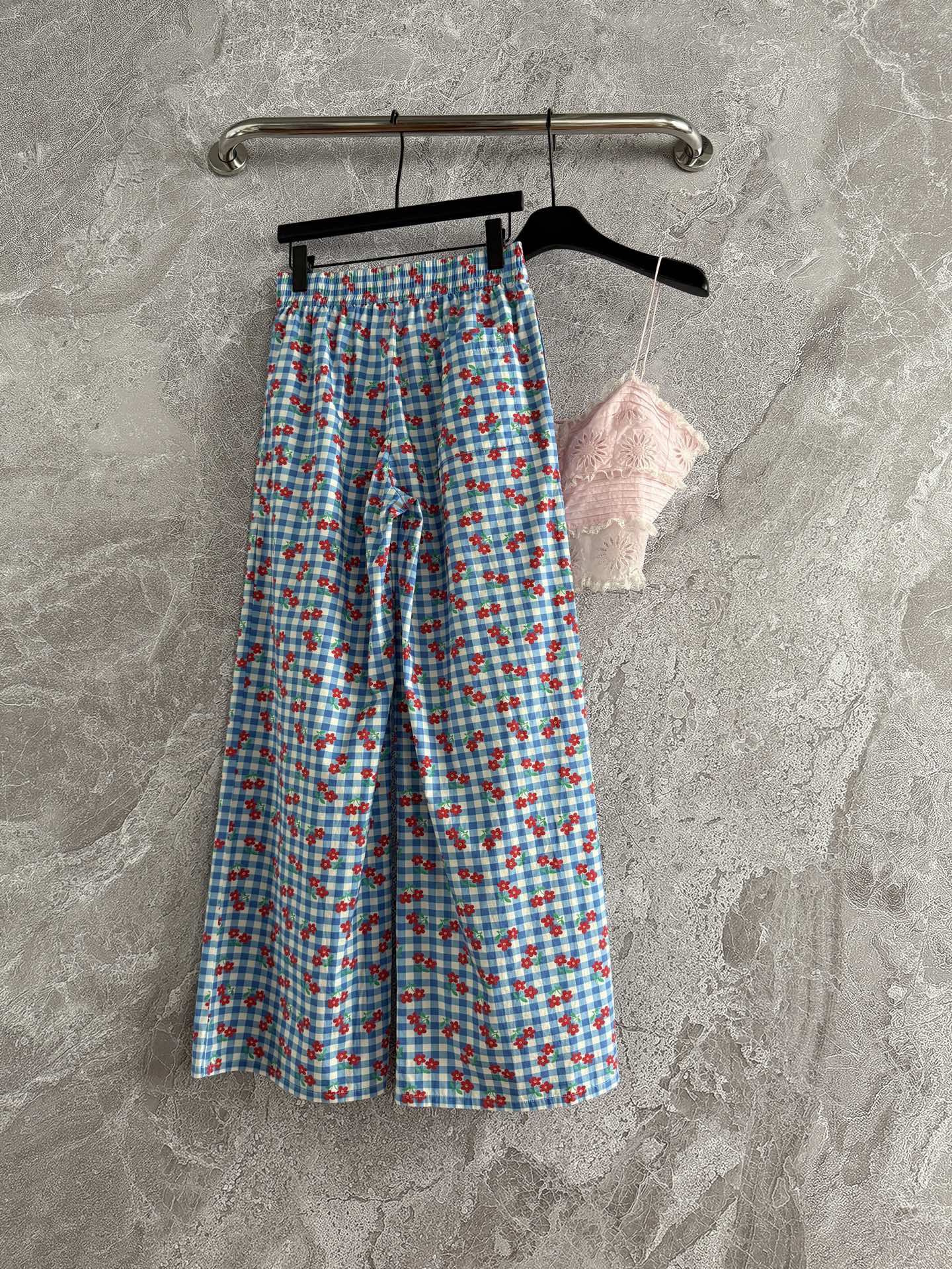 现货‼️‼️/碎花休闲裤✨印花清爽利落的穿衣态度，非常好穿 上身很轻感，全棉格纹小花印花，色彩鲜明 很有