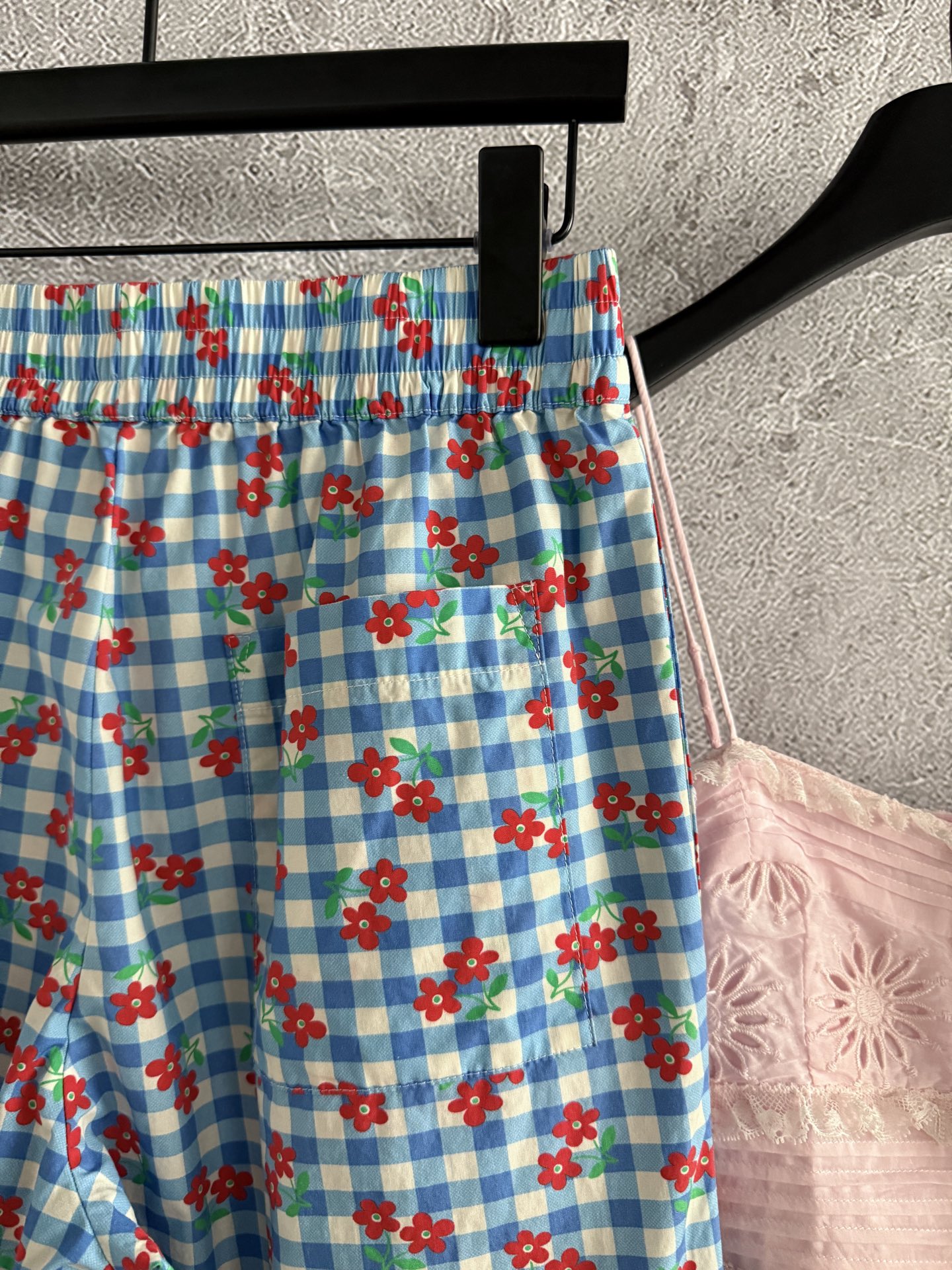 现货‼️‼️/碎花休闲裤✨印花清爽利落的穿衣态度，非常好穿 上身很轻感，全棉格纹小花印花，色彩鲜明 很有