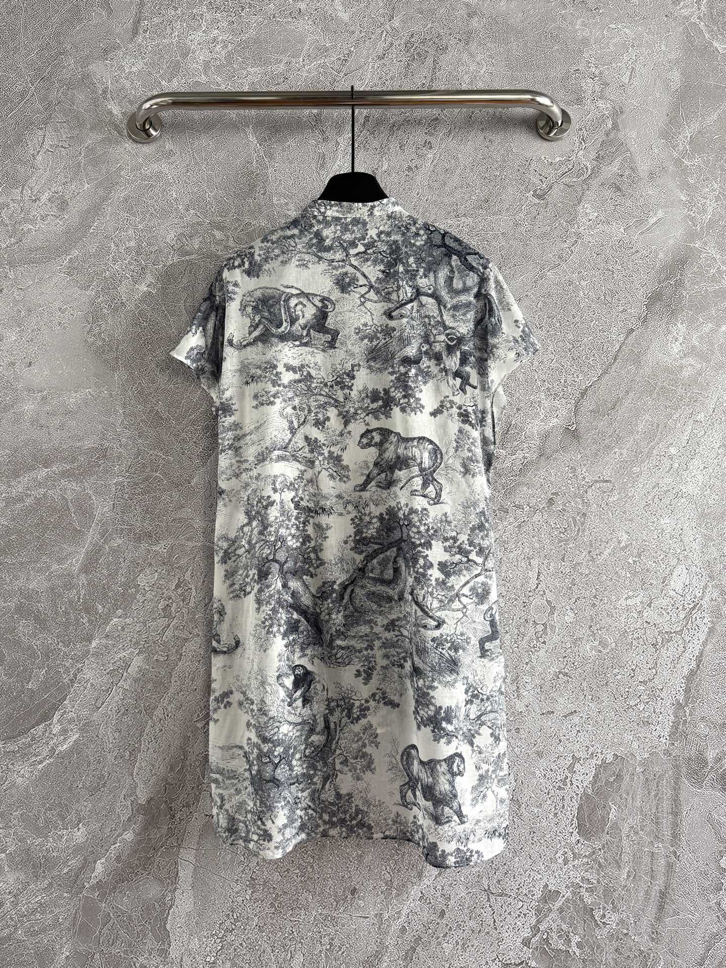 现货‼️‼️/茹伊动物衬衫✨经典盖袖设计，采用标志性的衬衫廓形，饰以经典茹伊森林印花，重新诠释动物图案，